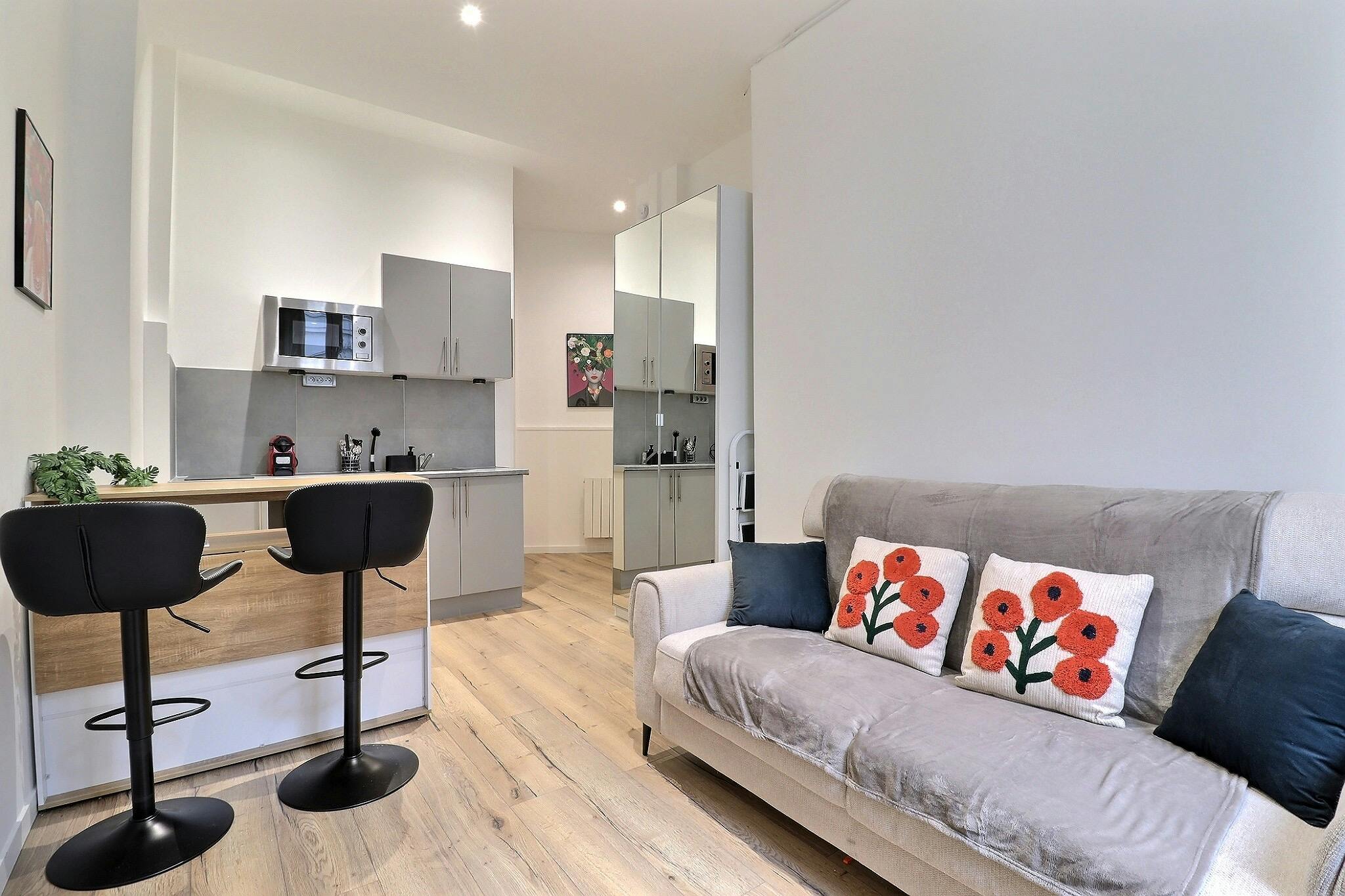 Studio for rent for €1,445 per month in Paris, Boulevard Voltaire