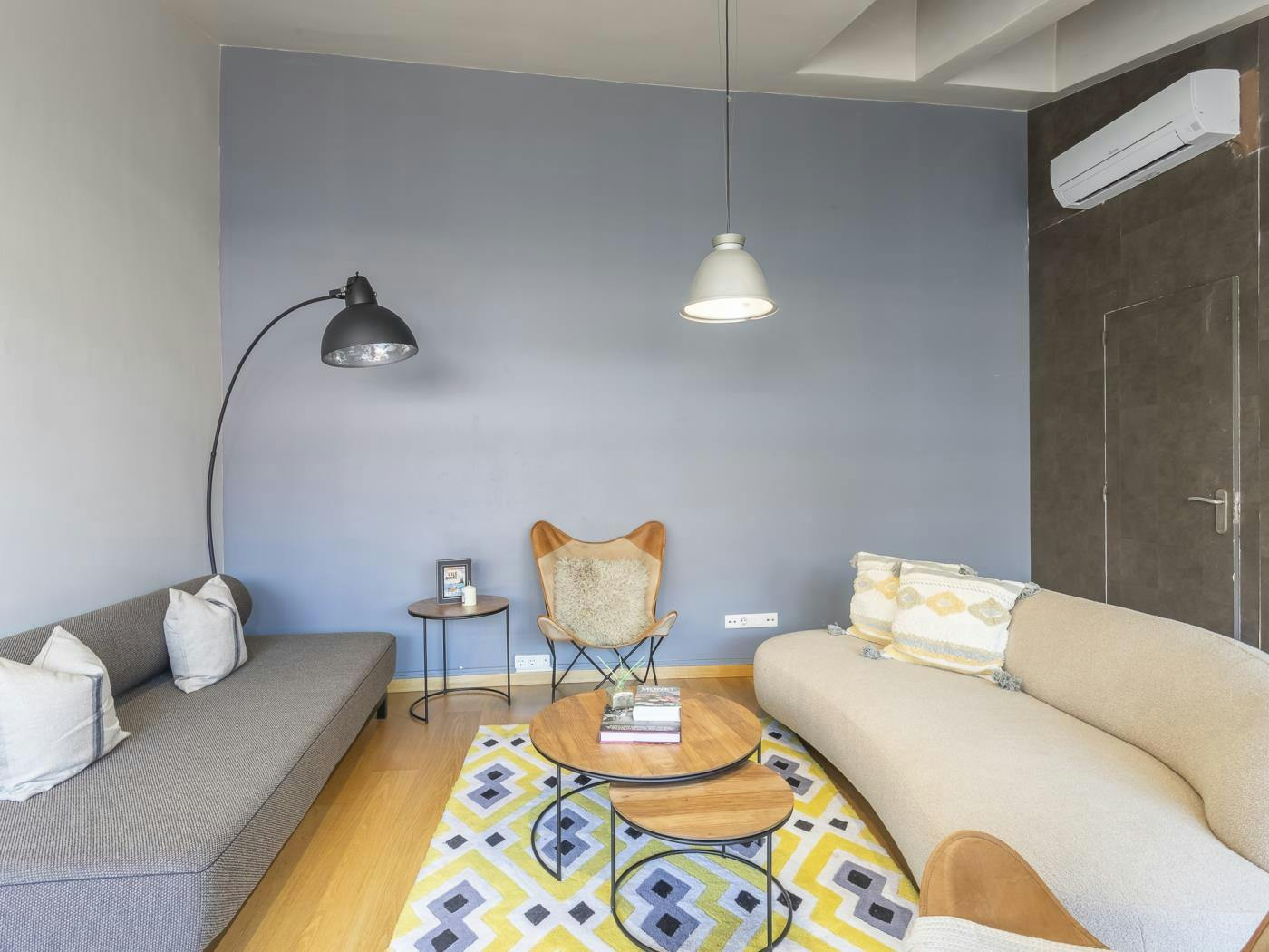 Apartment for rent for €4,070 per month in Barcelona, Carrer de la Ciutat de Balaguer