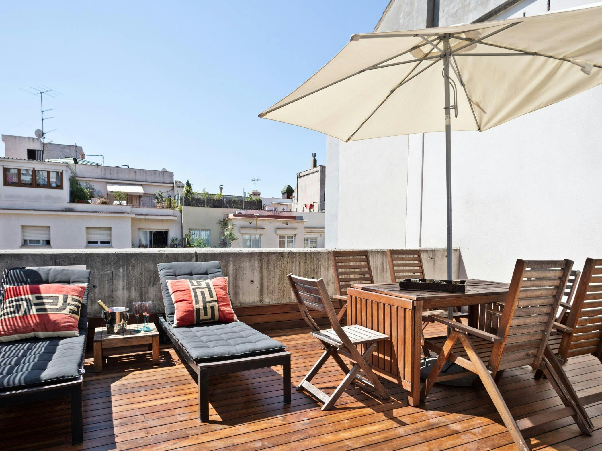 Apartment for rent for €3,850 per month in Barcelona, Carrer de Prats de Molló