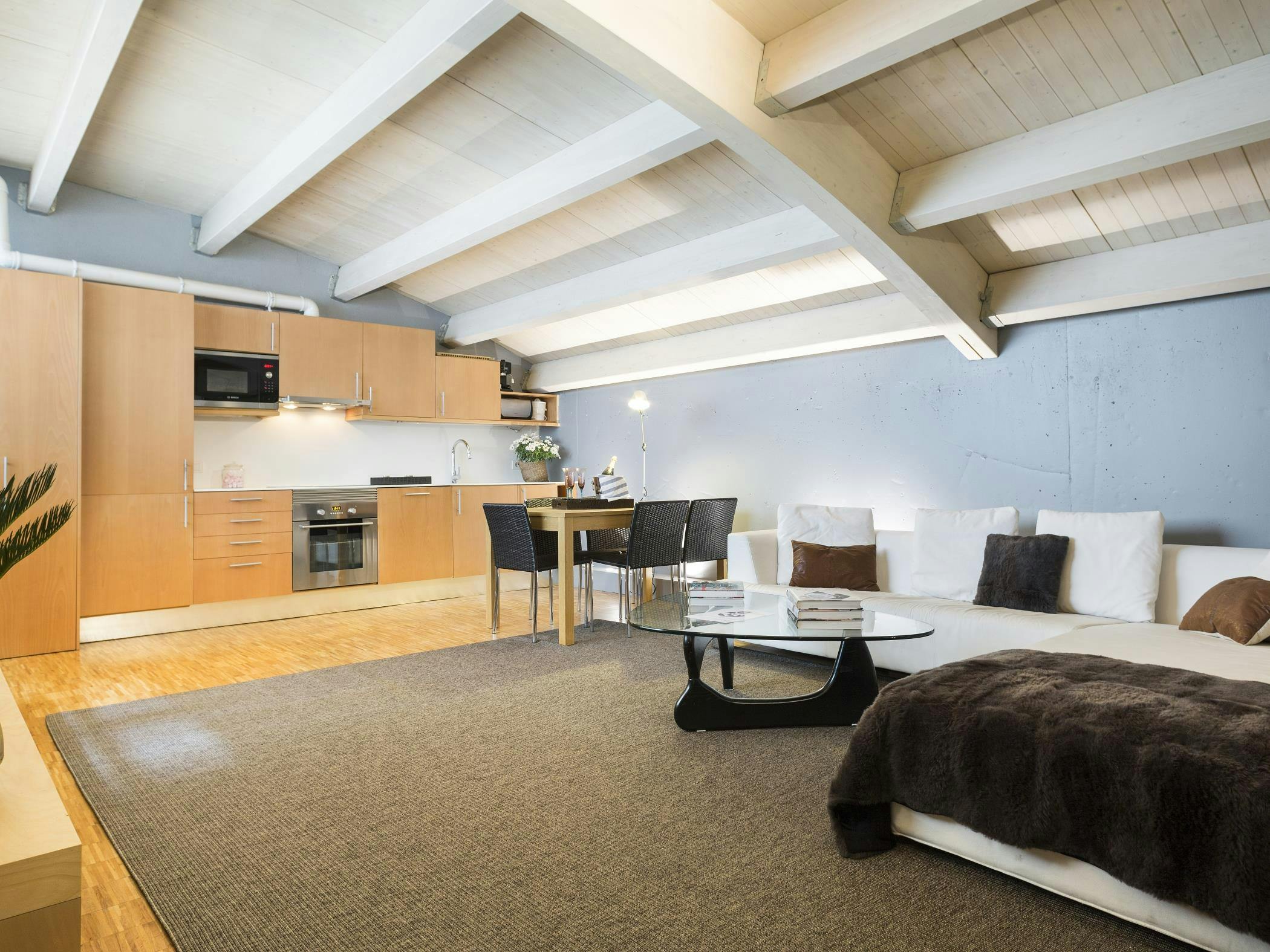 Apartment for rent for €2,860 per month in Barcelona, Carrer de Prats de Molló