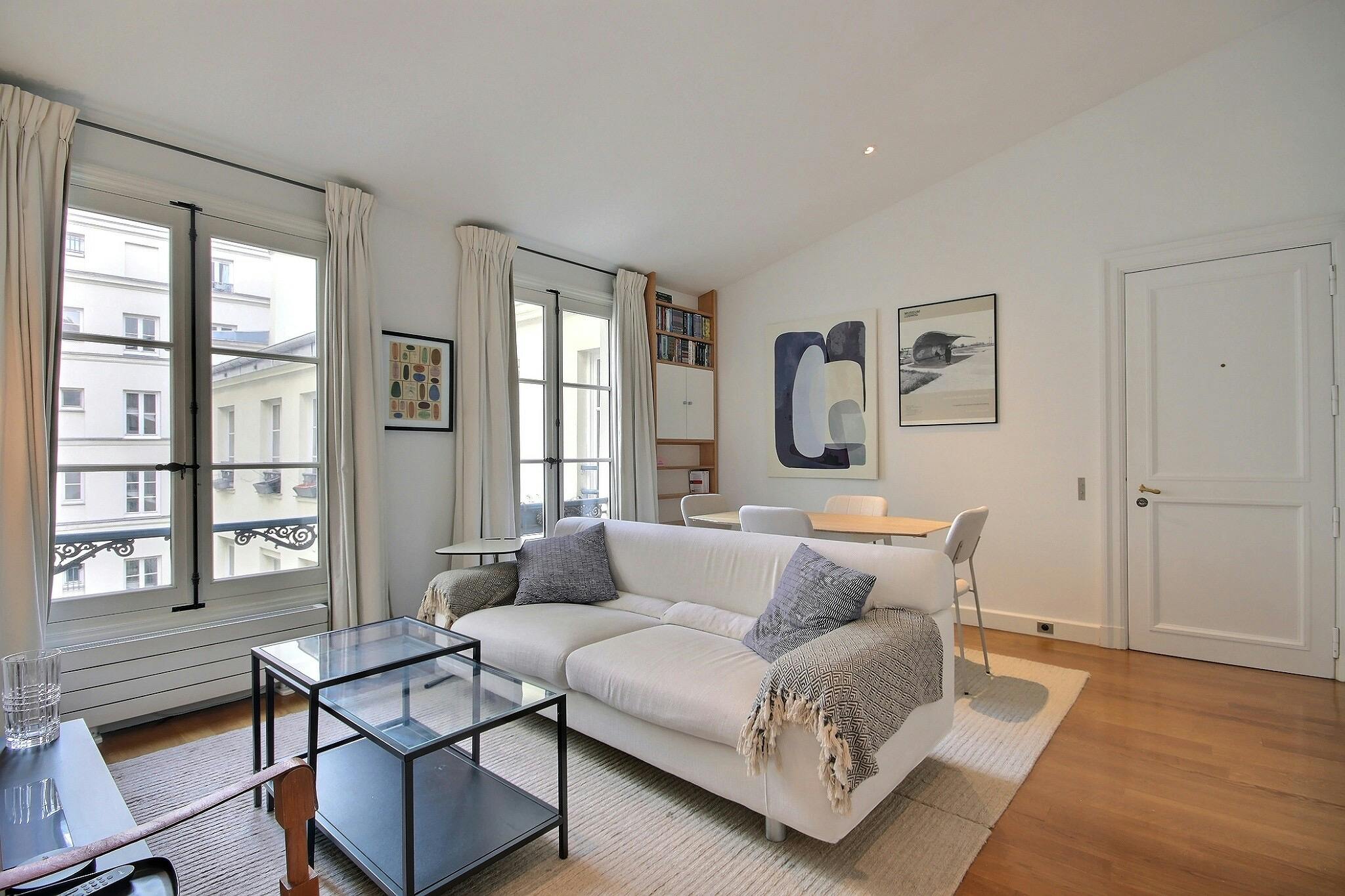 Apartment for rent for €2,149 per month in Paris, Rue des Petites Écuries