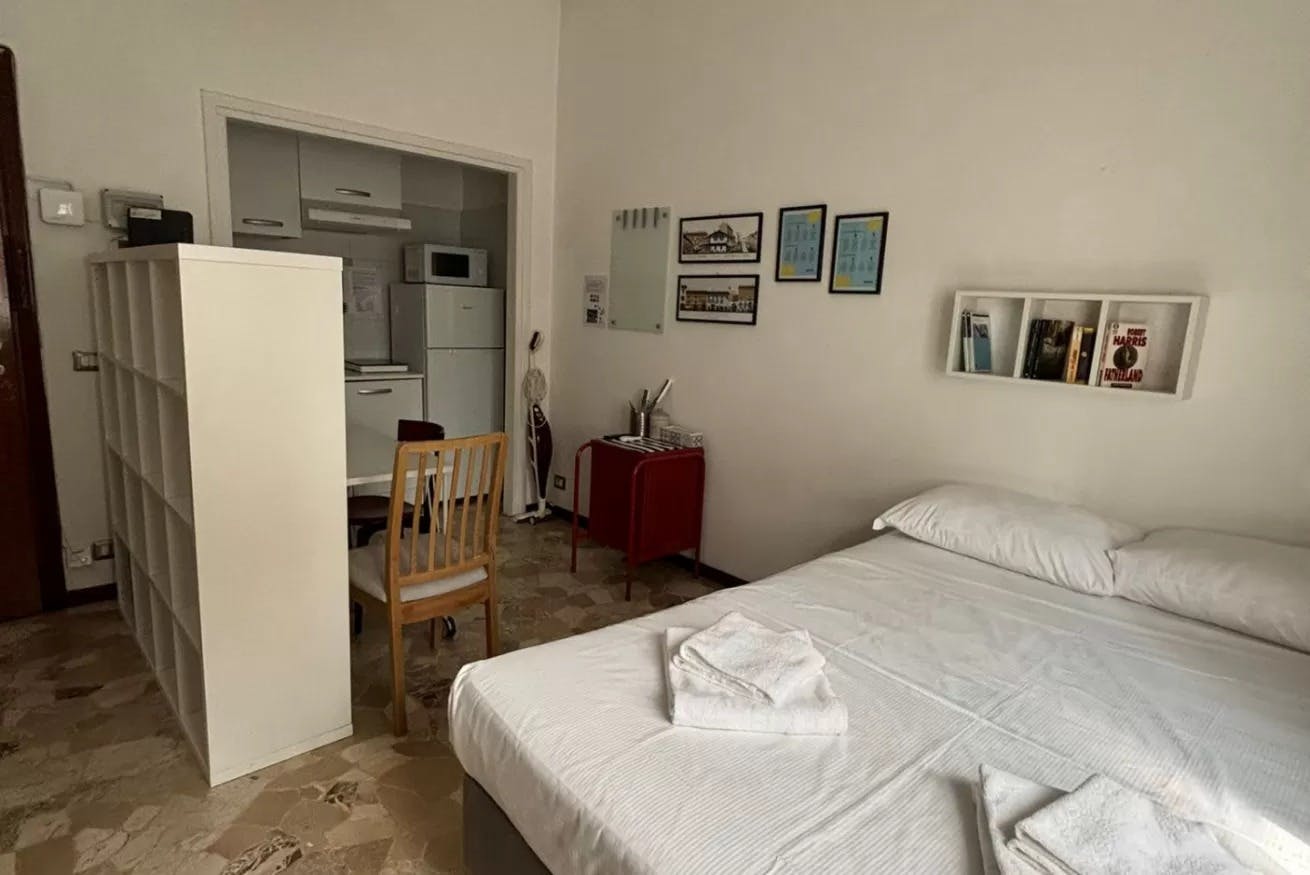 Studio for rent for €264,000 per month in Milan, Via Romolo Bitti
