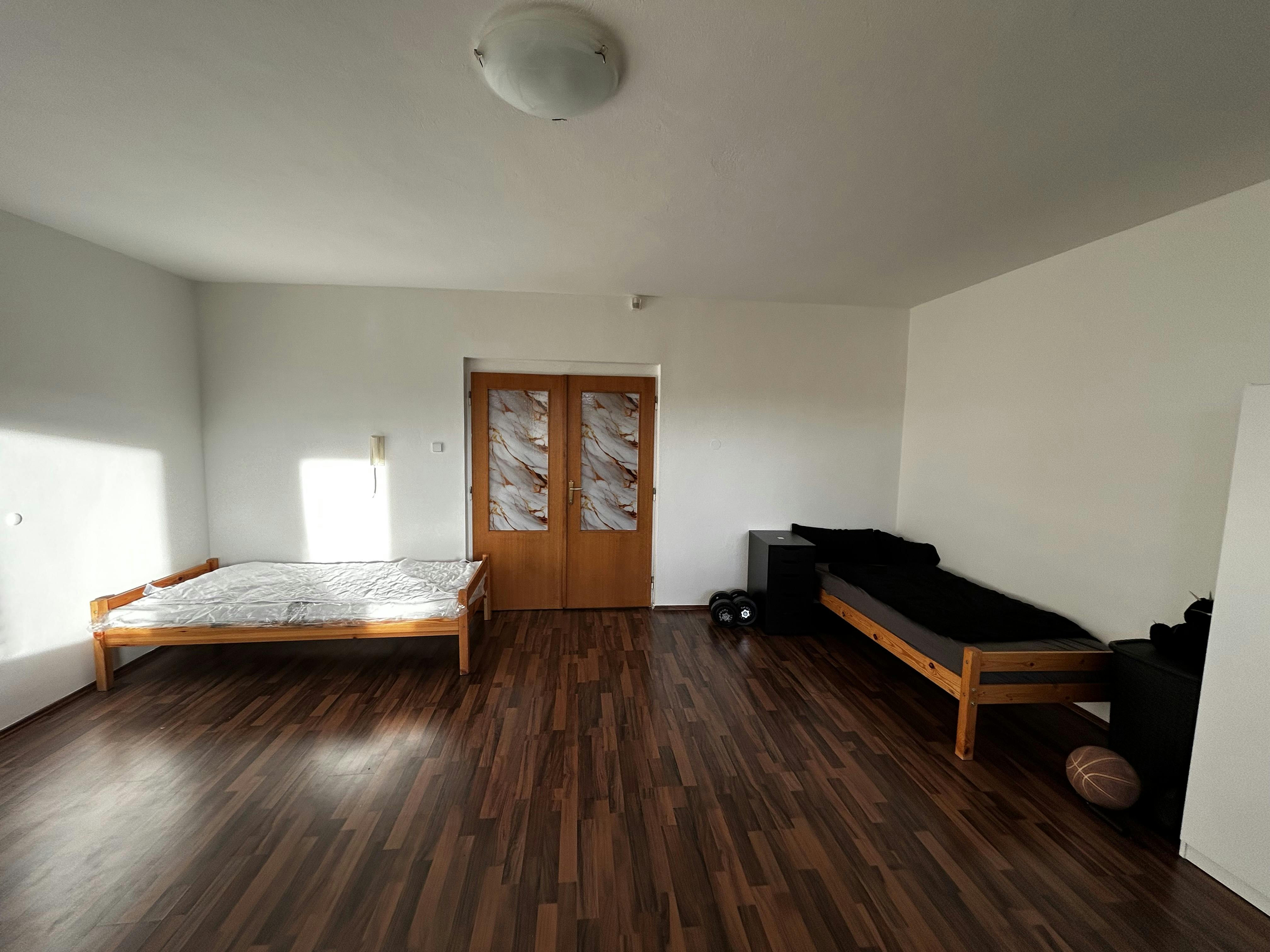 Cameră comună de închiriat pentru 9.639 CZK pe lună în Hlavní město Praha, Jestřebická