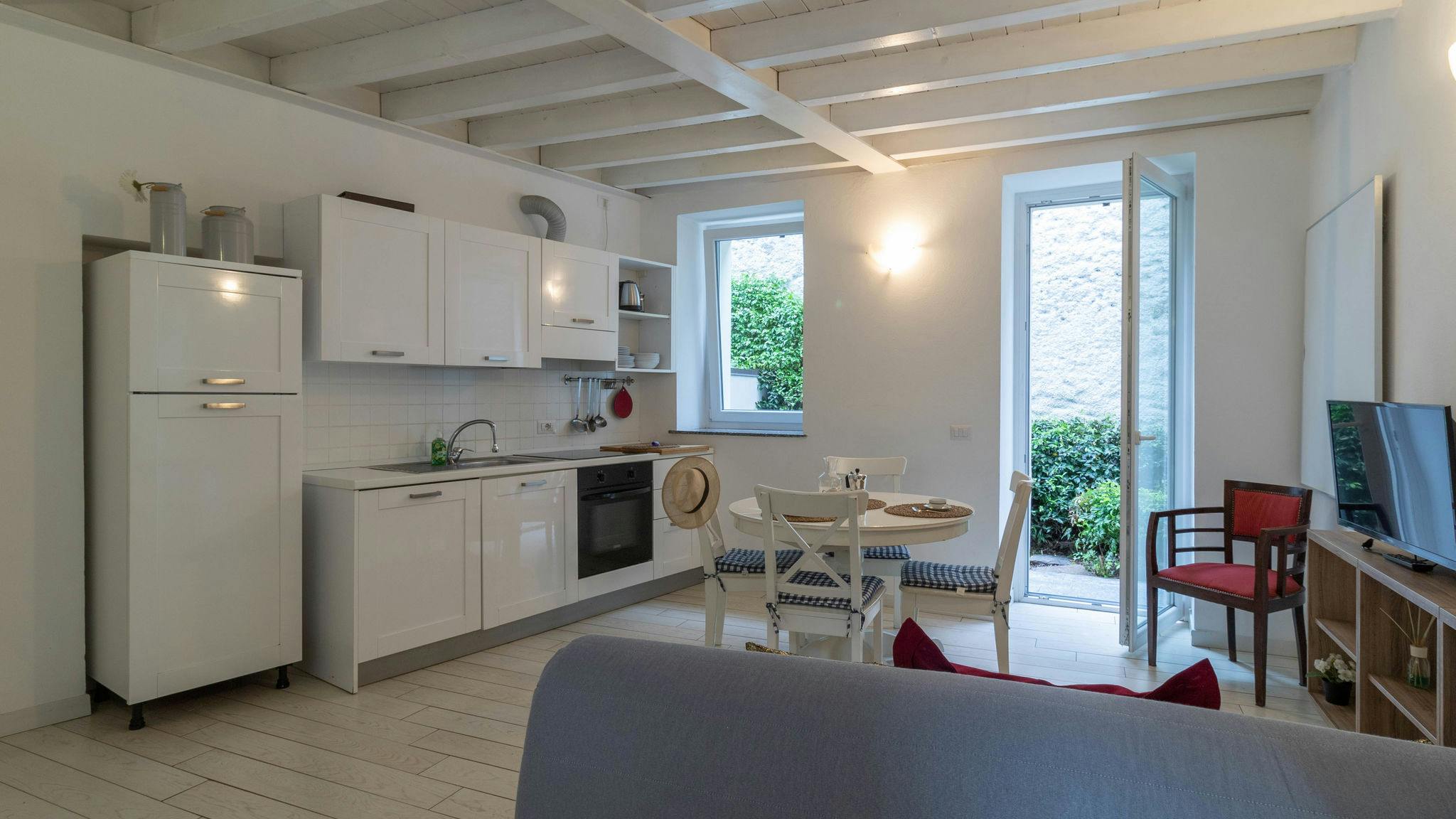Apartment for rent for €1 per month in Lecco, Lungolario Isonzo