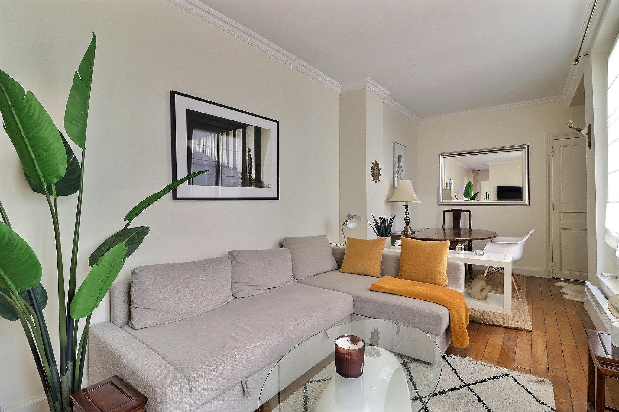 Apartment for rent for €2,067 per month in Paris, Rue Montorgueil