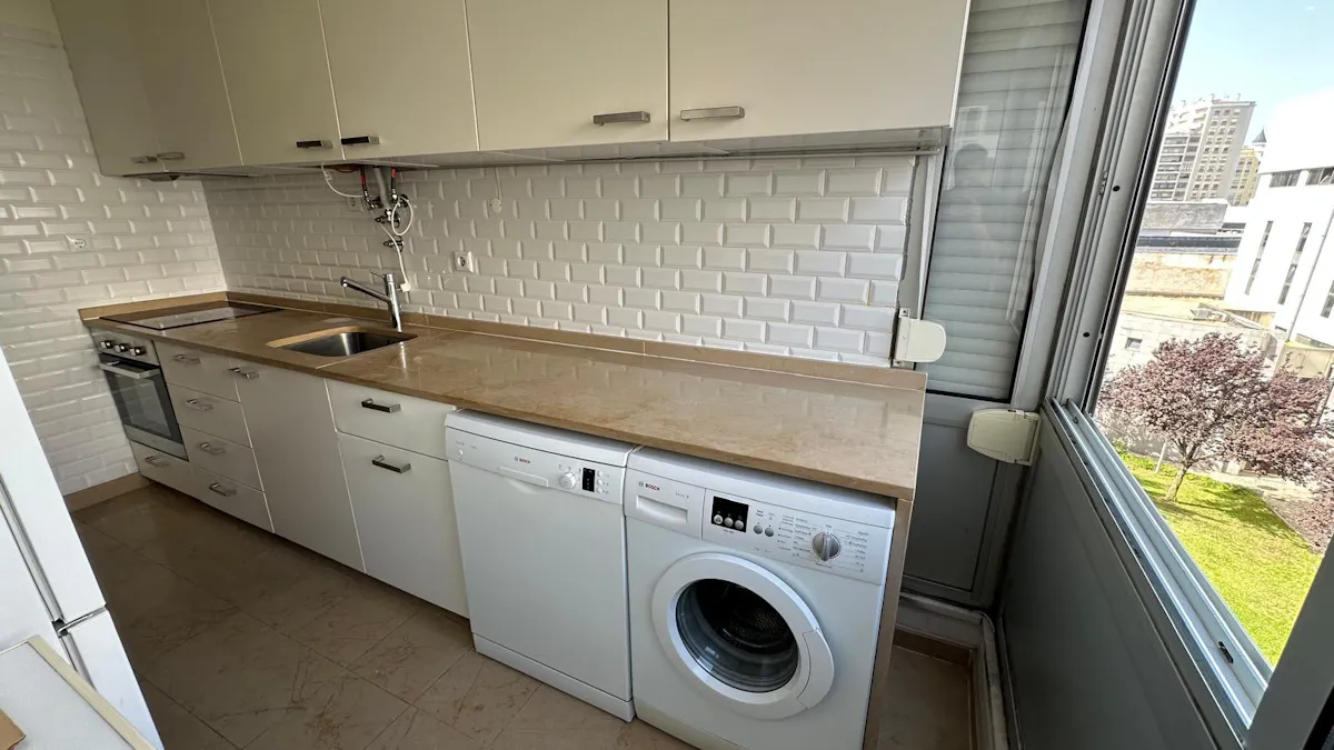 2-Bedroom Apartment in Rua Sarmento de Beires, Lisbon (1668739) ROOM
