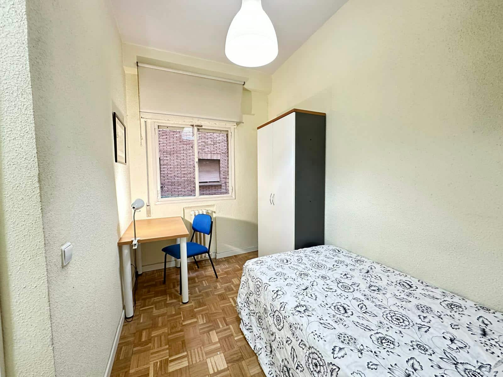 Private room for rent for €640 per month in Madrid, Ronda de Valencia