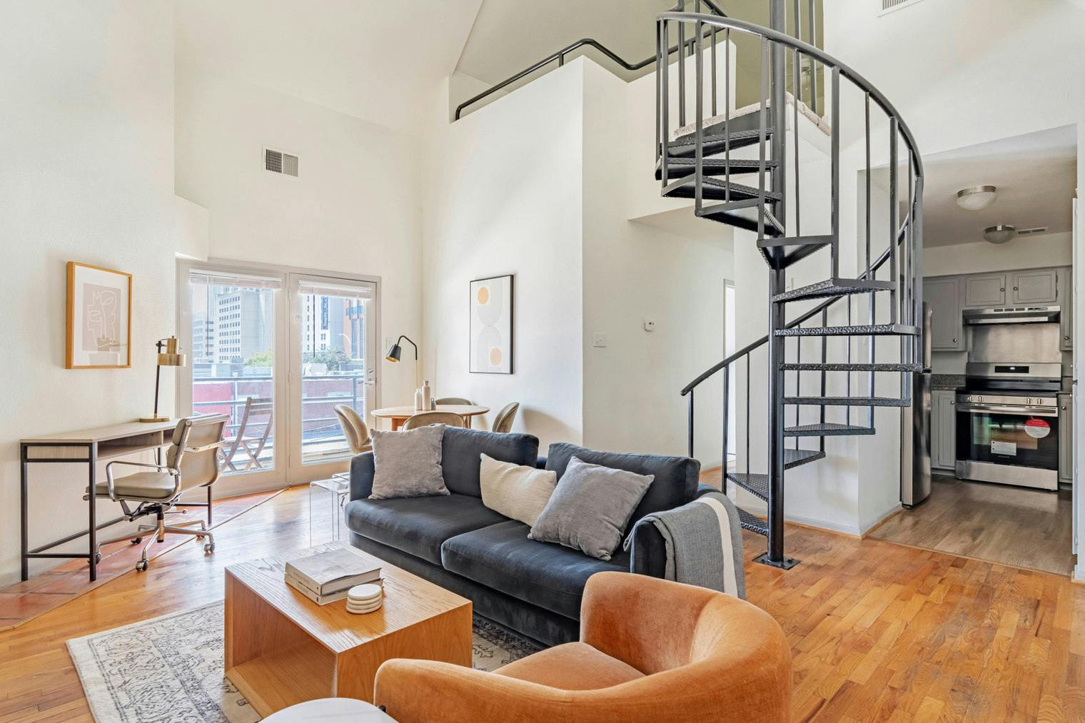 公寓 正在以 $5,065 的月租出租，其位于 Austin, East 4th Street