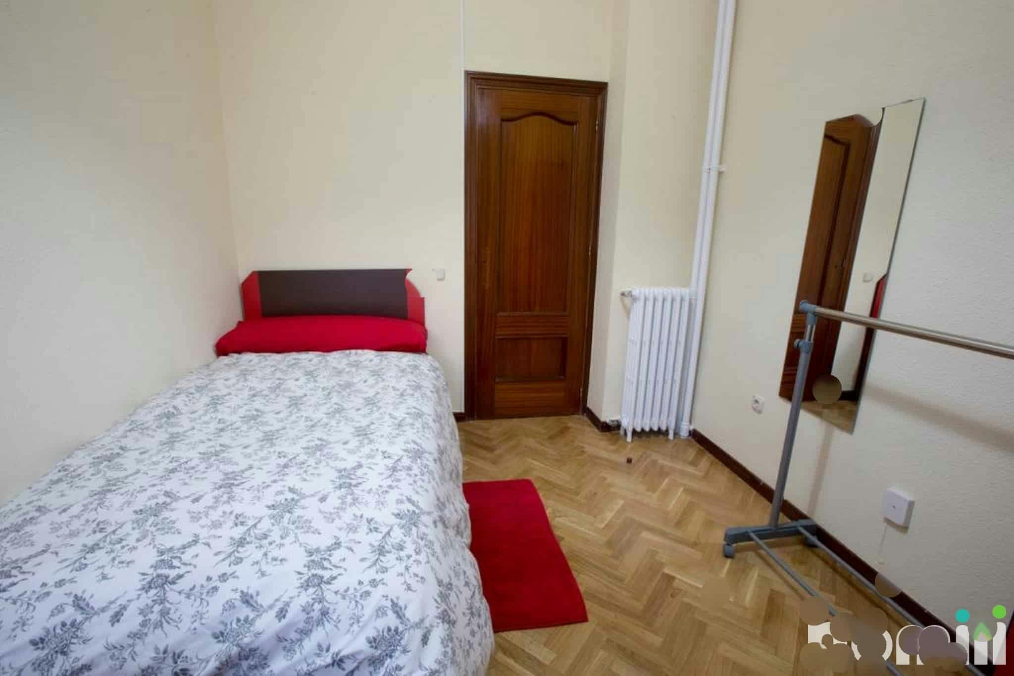 Private room for rent for €505 per month in Madrid, Calle de Granada