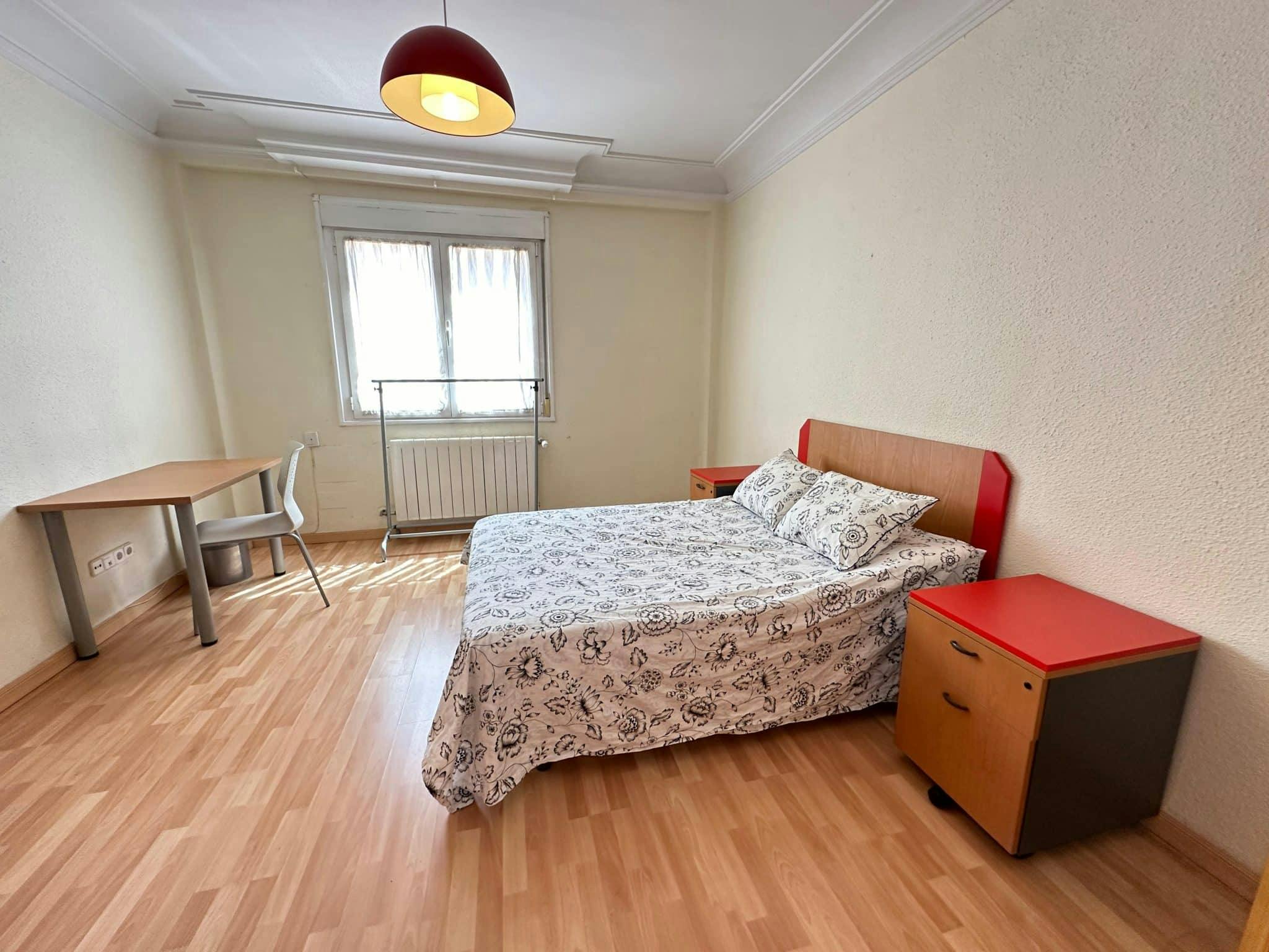 Private room for rent for €578 per month in Madrid, Calle de Rafael de Riego