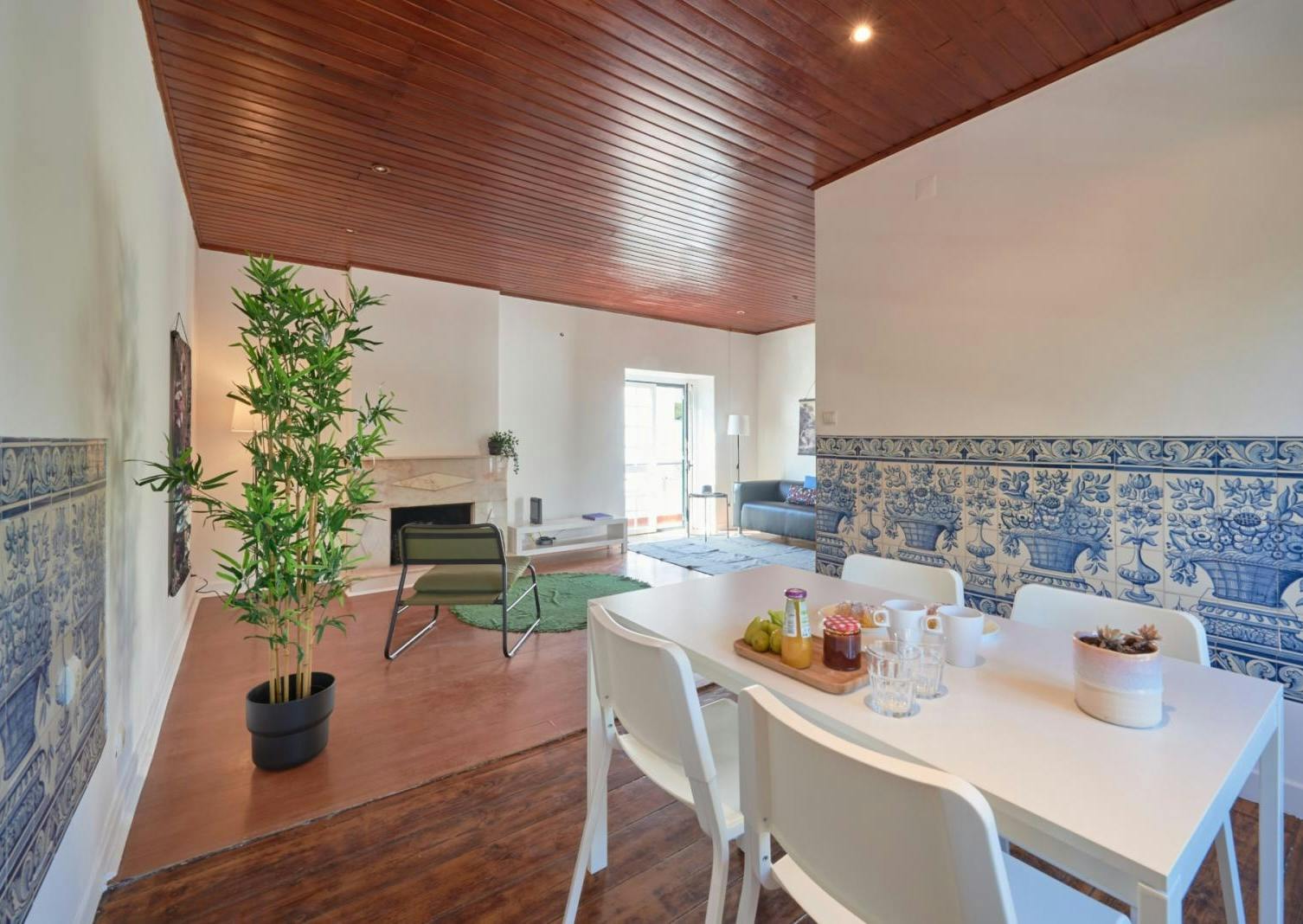 Rua Trinta, Lisbon preview