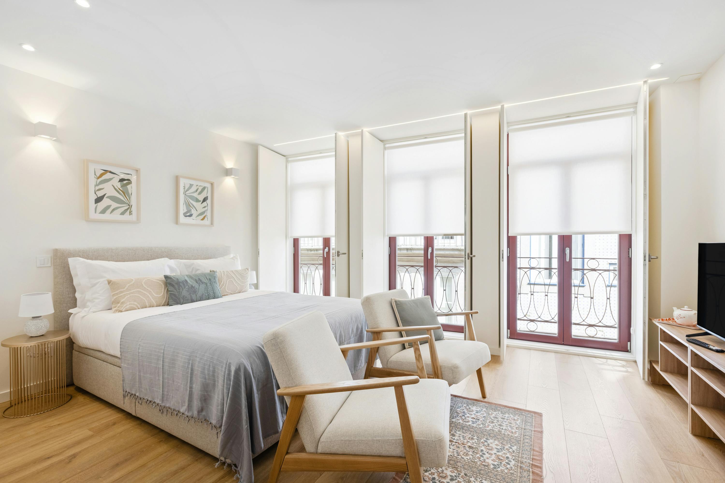 Studio for rent for €2,480 per month in Porto, Rua de Trás