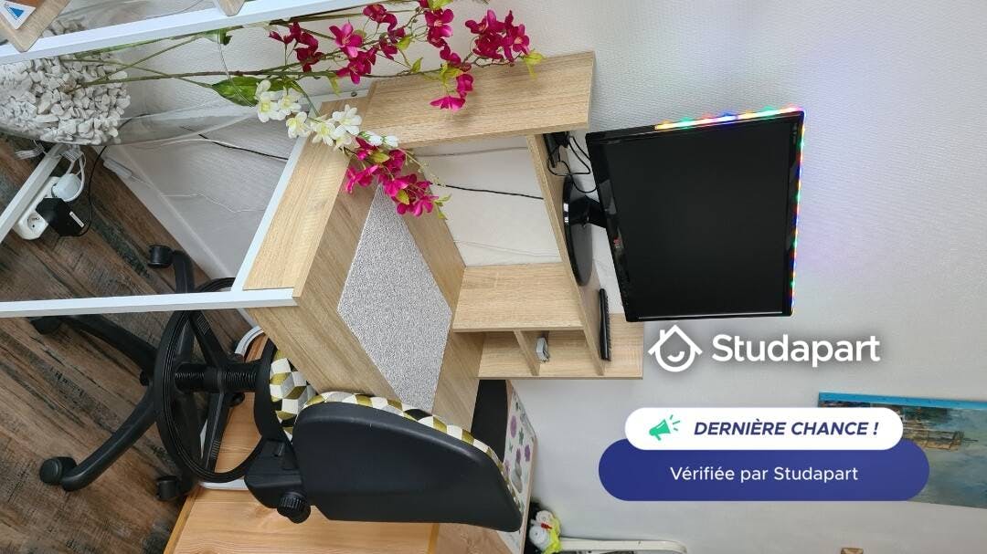 Appartement te huur voor € 600 per maand in La Rochelle, Rue Alfred Kastler