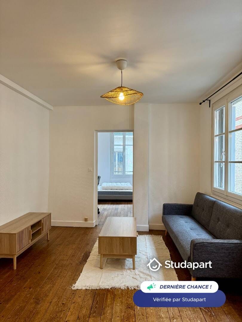 公寓 正在以 €660 的月租出租，其位于 Blois, Rue Haute