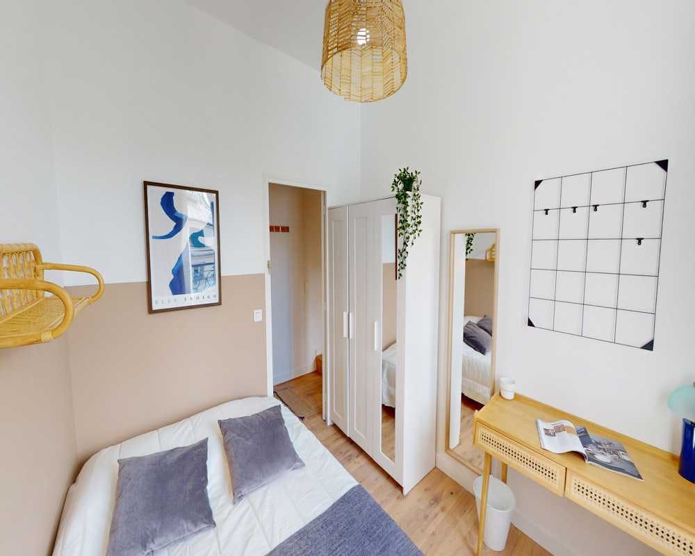 Private room for rent on Rue Taitbout, Paris