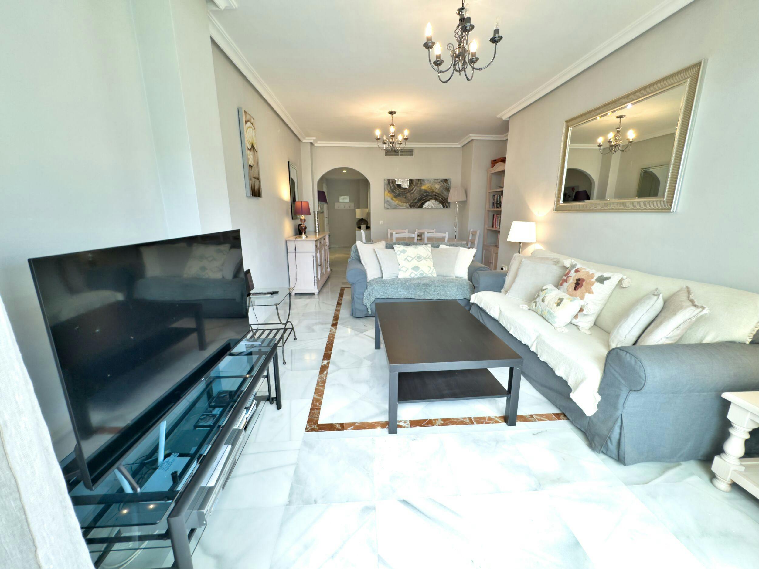 Clădire de închiriat pentru 2.100 EUR pe lună în Marbella, Calle Río Volga