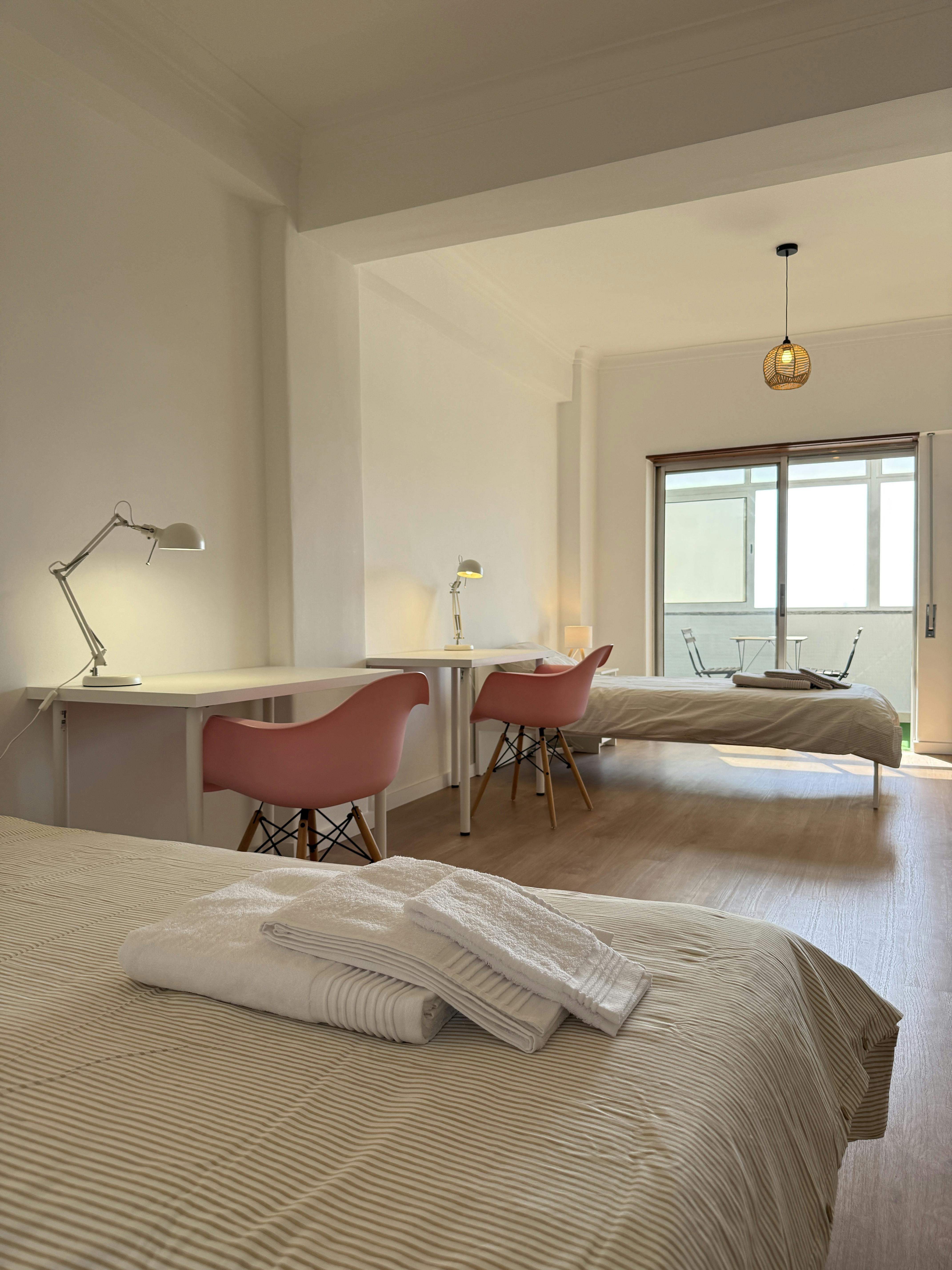 Mehrbettzimmer zu mieten für 700 € pro Monat in Almada, Avenida 25 de Abril de 1974