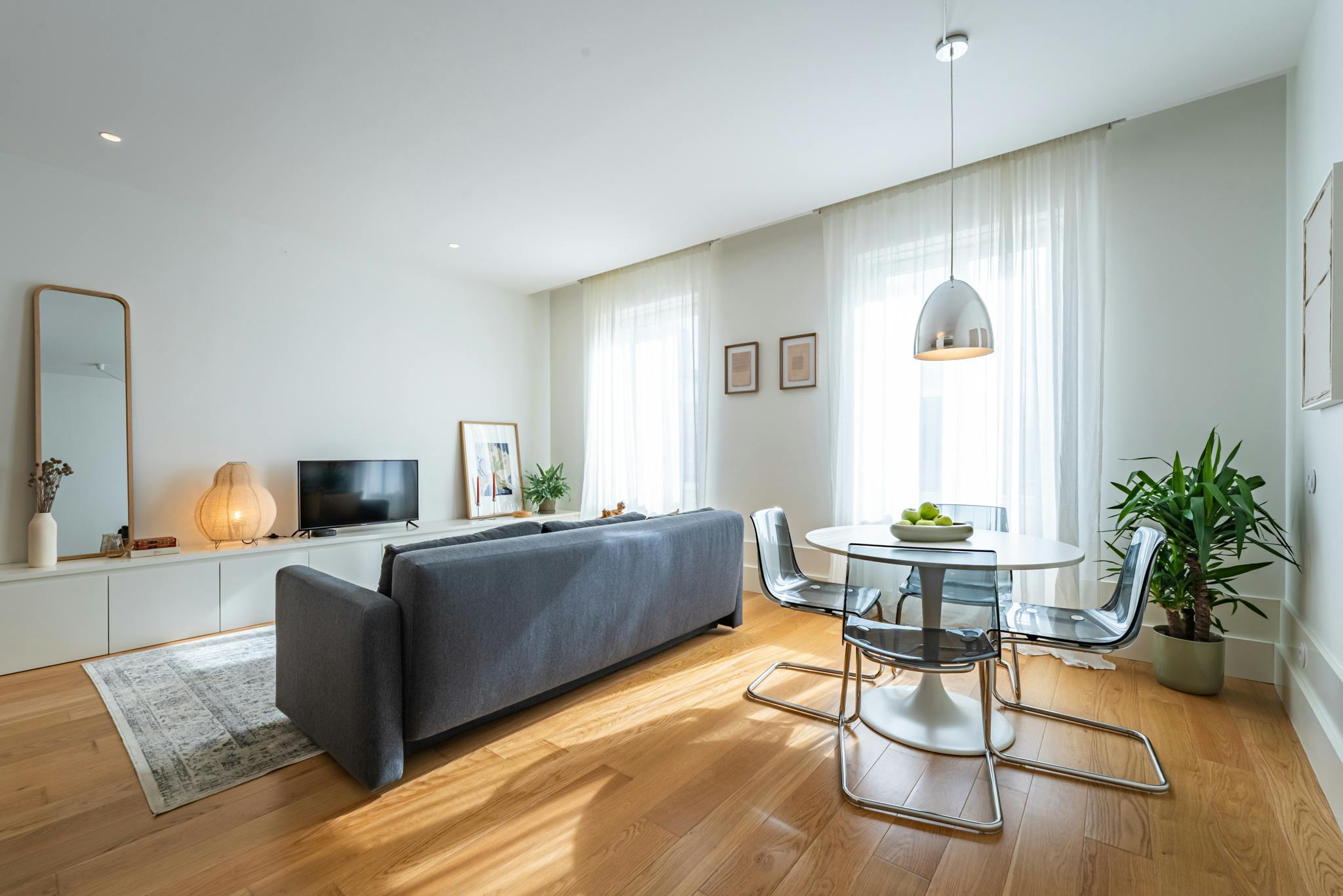 Studio for rent for €1,500 per month in Porto, Rua Senhora das Dores