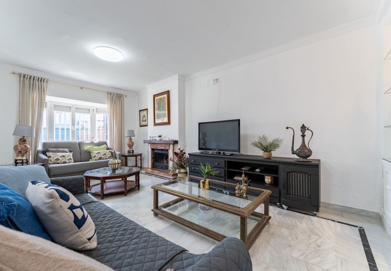 Appartement te huur voor € 2.500 per maand in Estepona, Calle Mirlo