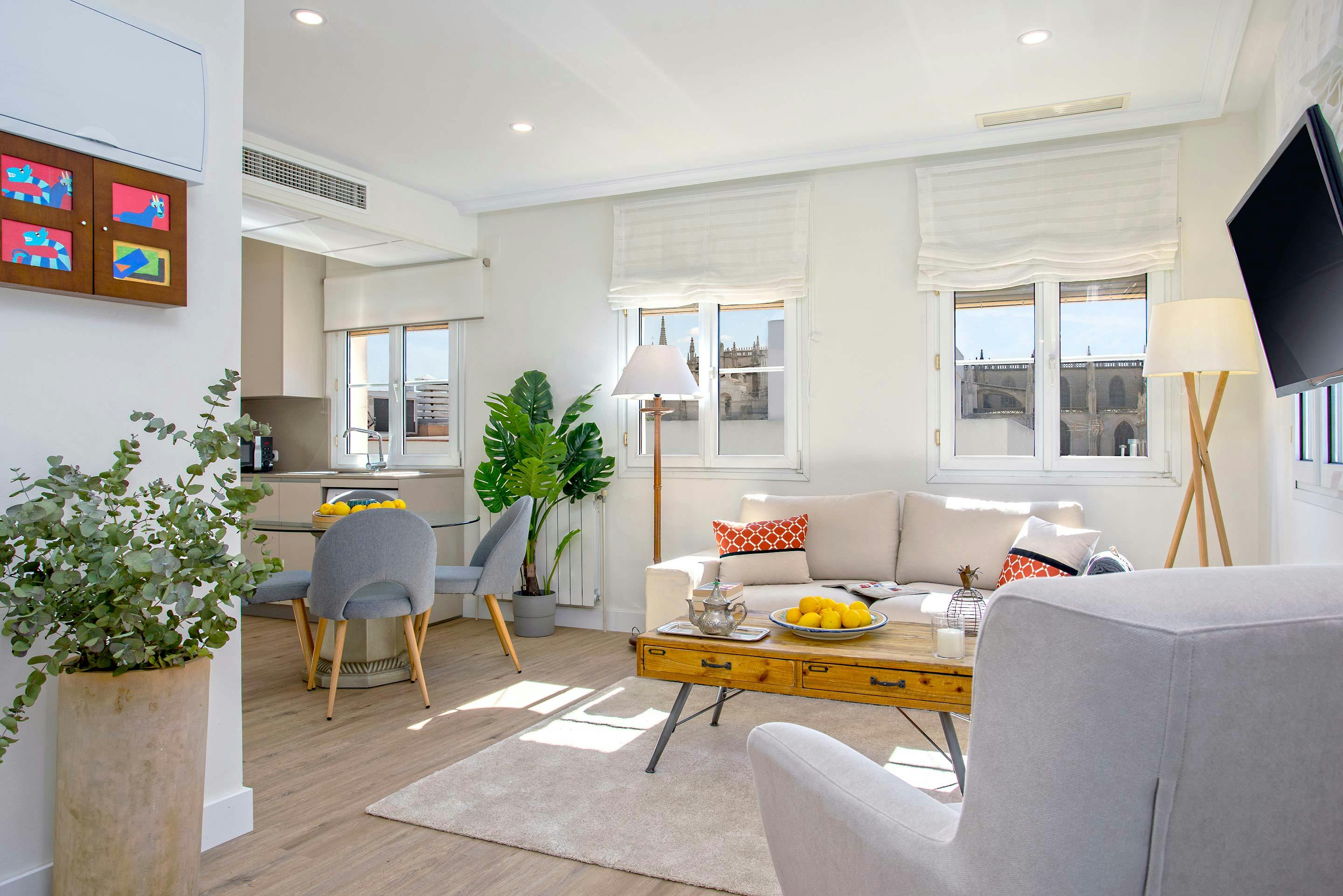 Apartment for rent for €5,277 per month in Sevilla, Calle Florentín