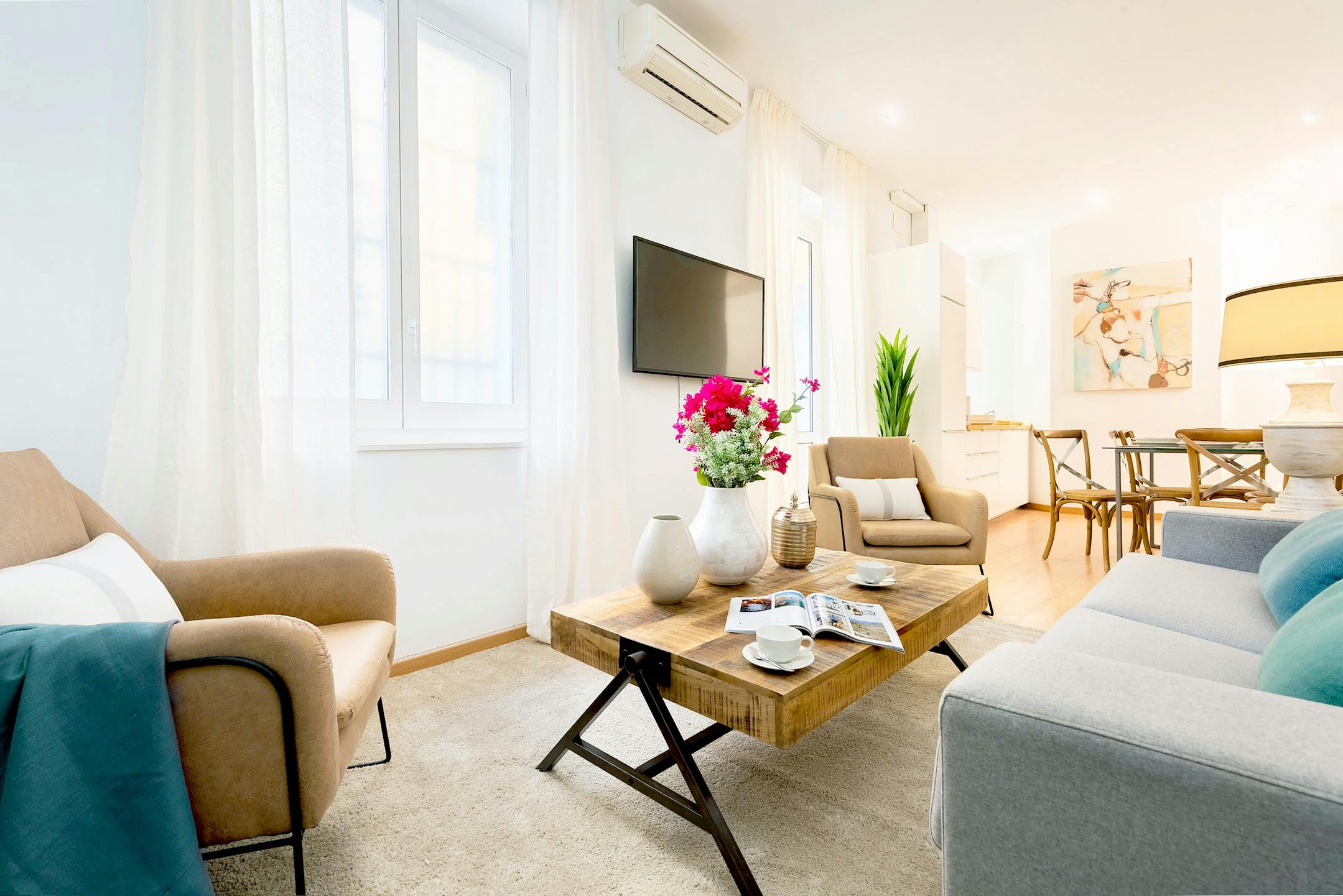 Apartment for rent for €8,355 per month in Sevilla, Calle Lope de Rueda