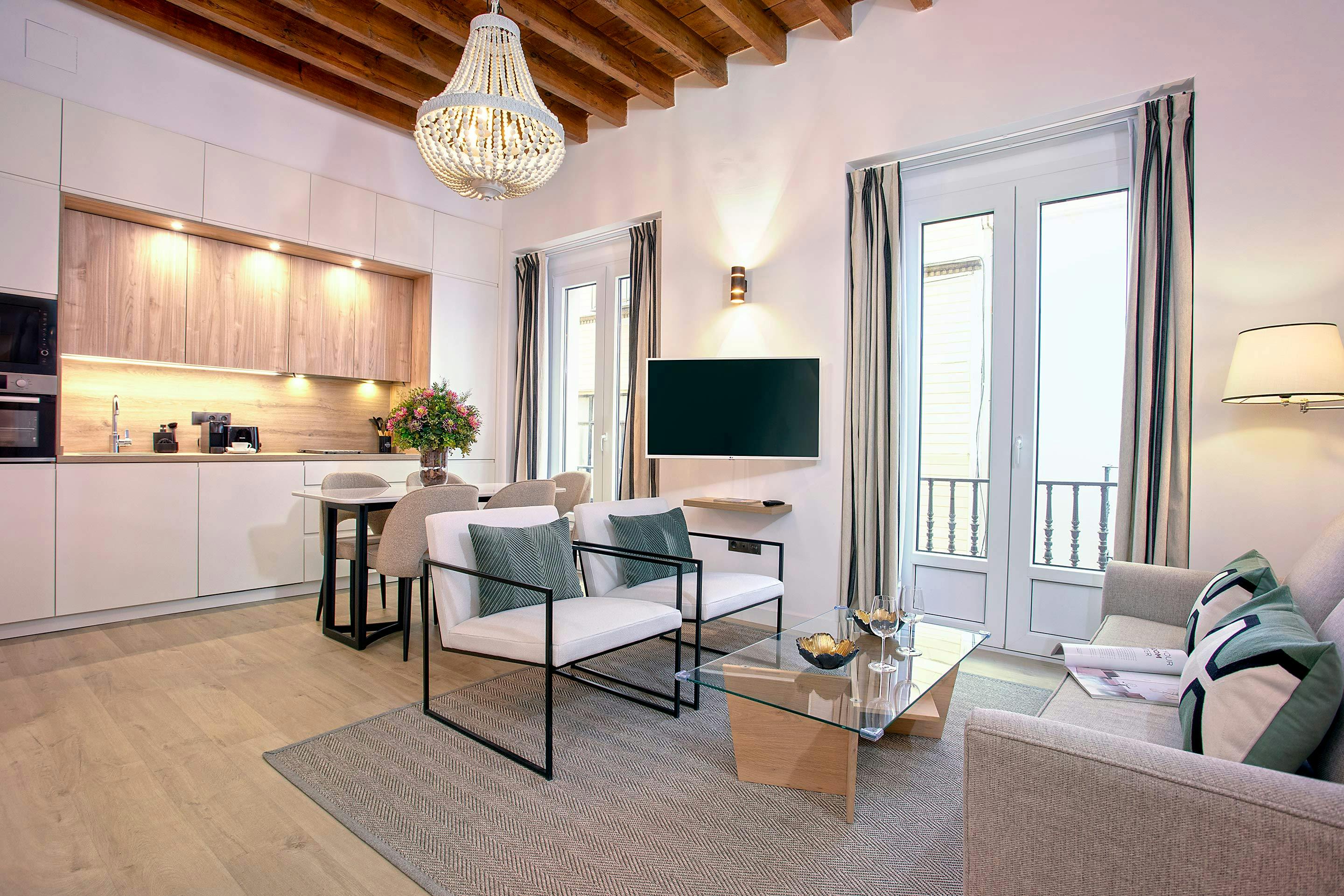 Apartment for rent for €4,072 per month in Sevilla, Calle Teodosio