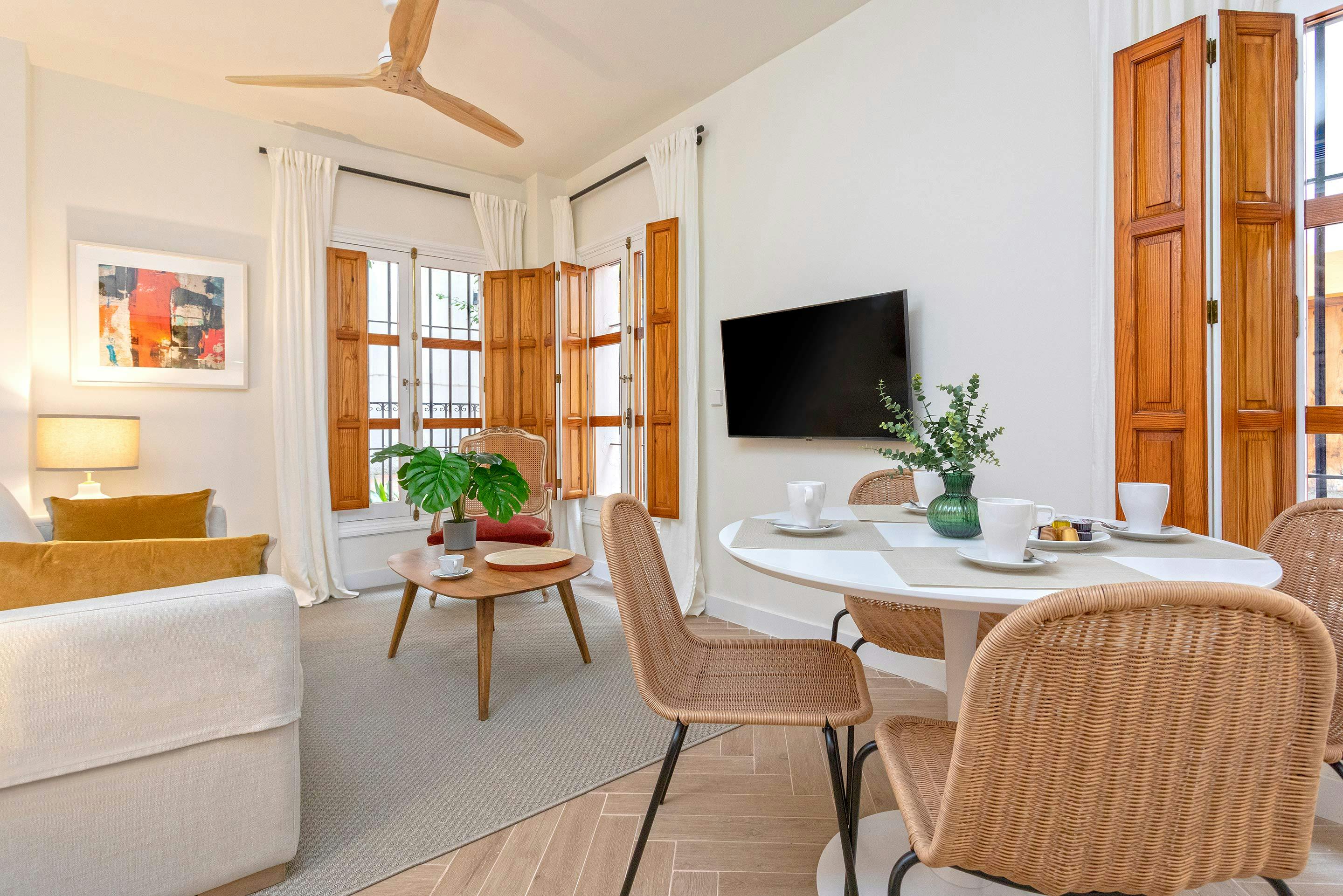 Apartment for rent for €6,813 per month in Sevilla, Plaza de Santa Cruz