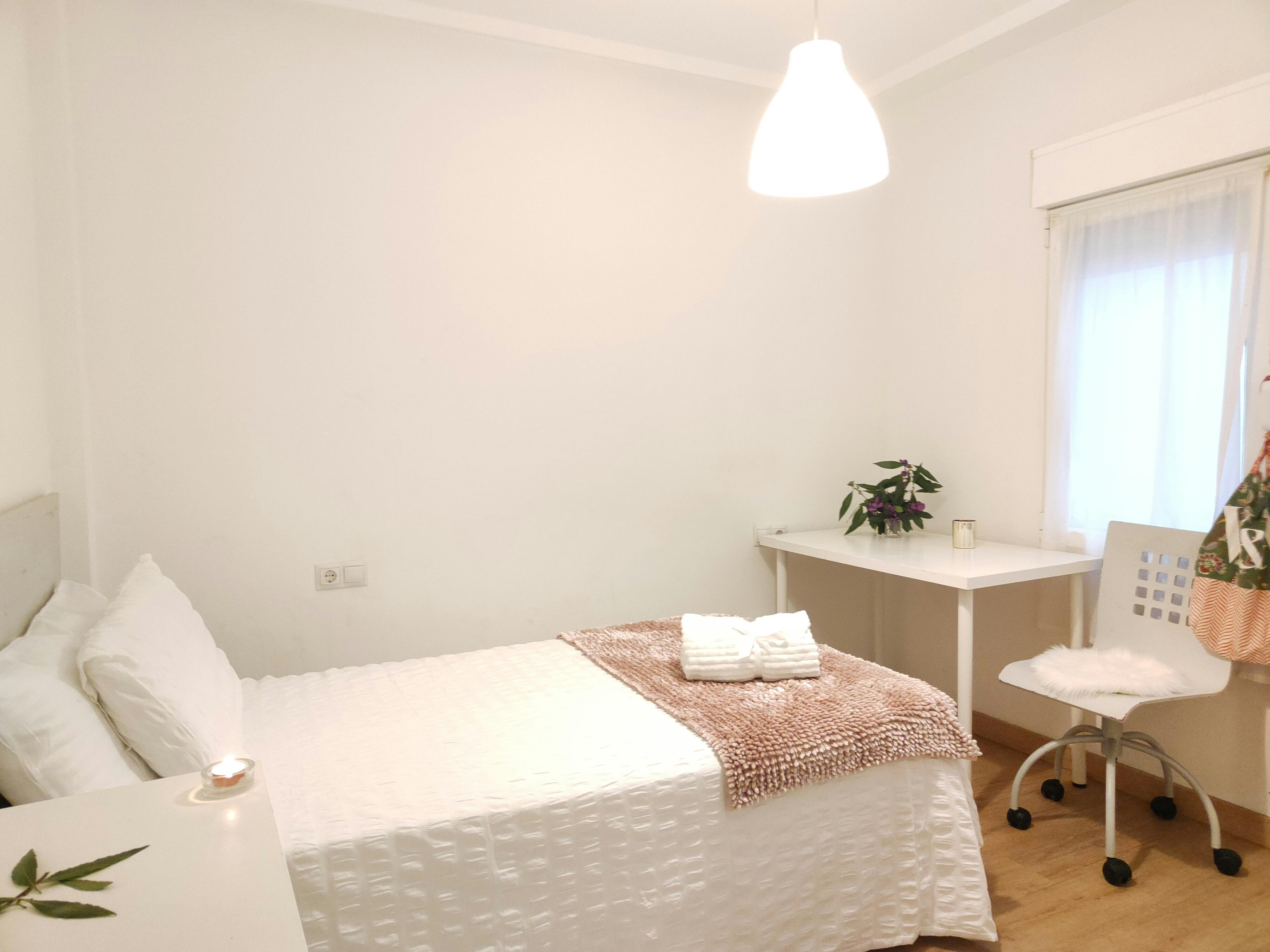 Отдельная комната сдается в аренду за 325 € в месяц в Gijón, Calle Lealtad