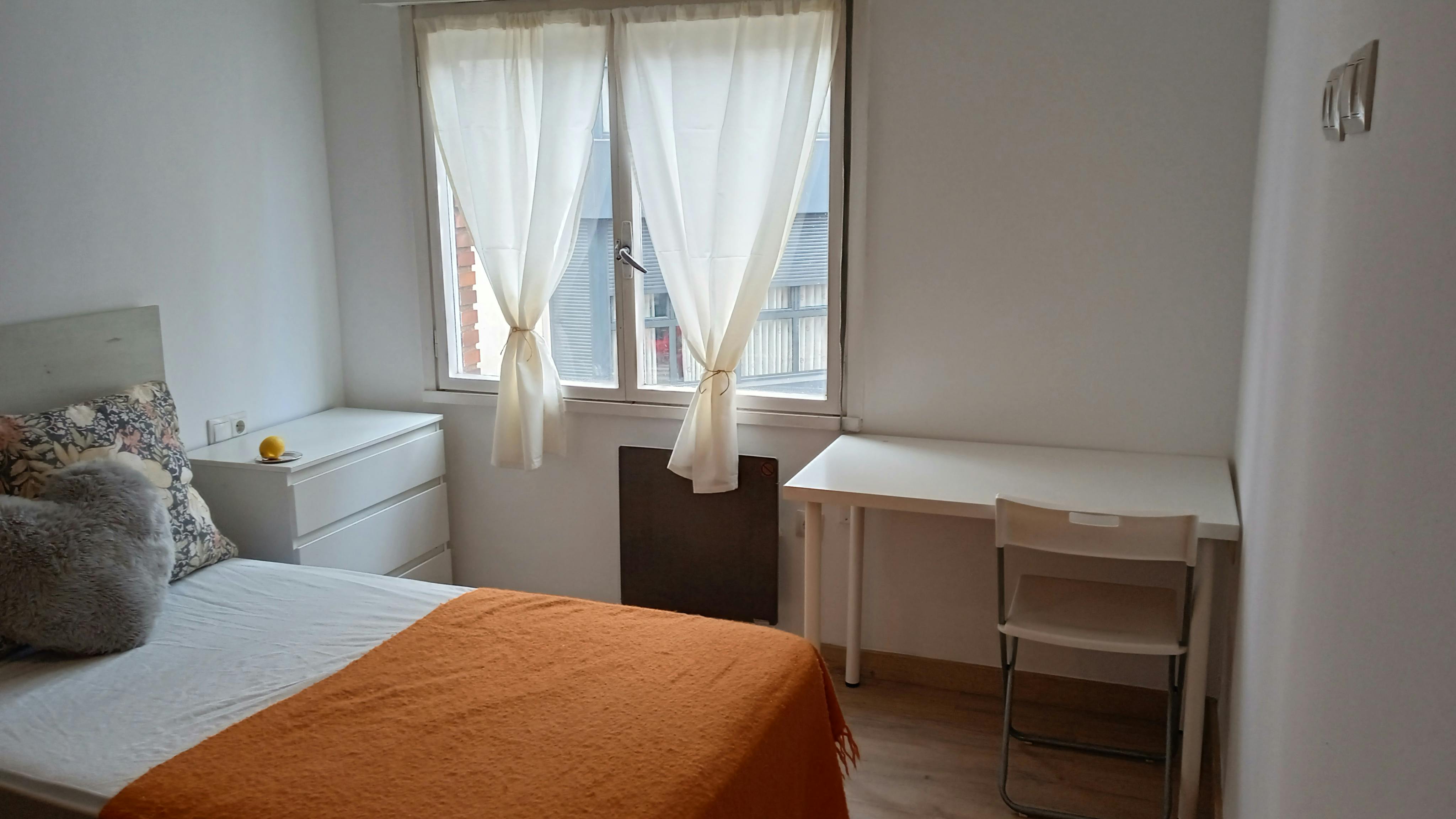 Отдельная комната сдается в аренду за 325 € в месяц в Gijón, Calle Lealtad