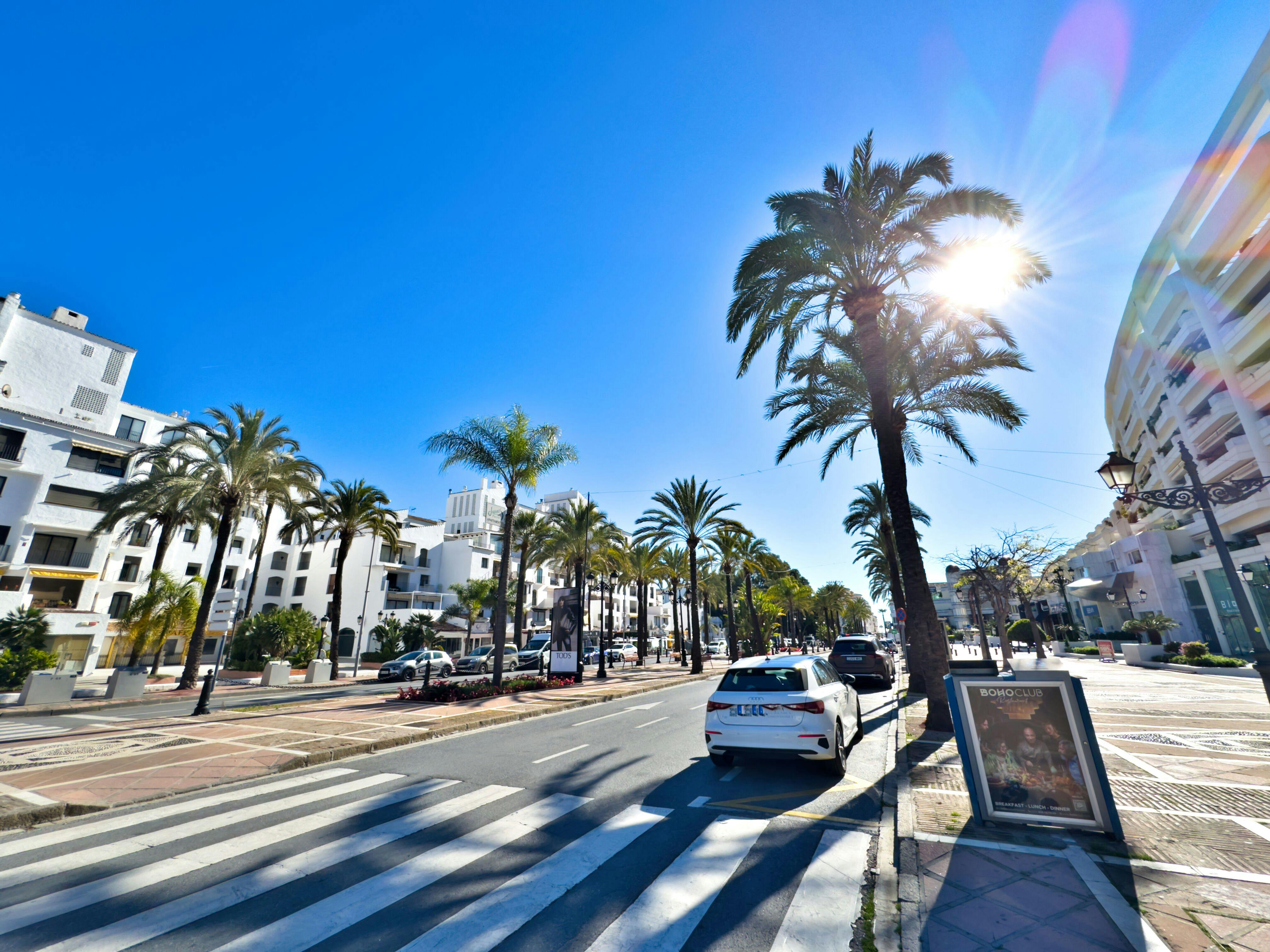 大楼 正在以 €3,000 的月租出租，其位于 Marbella, Avenida José Banús