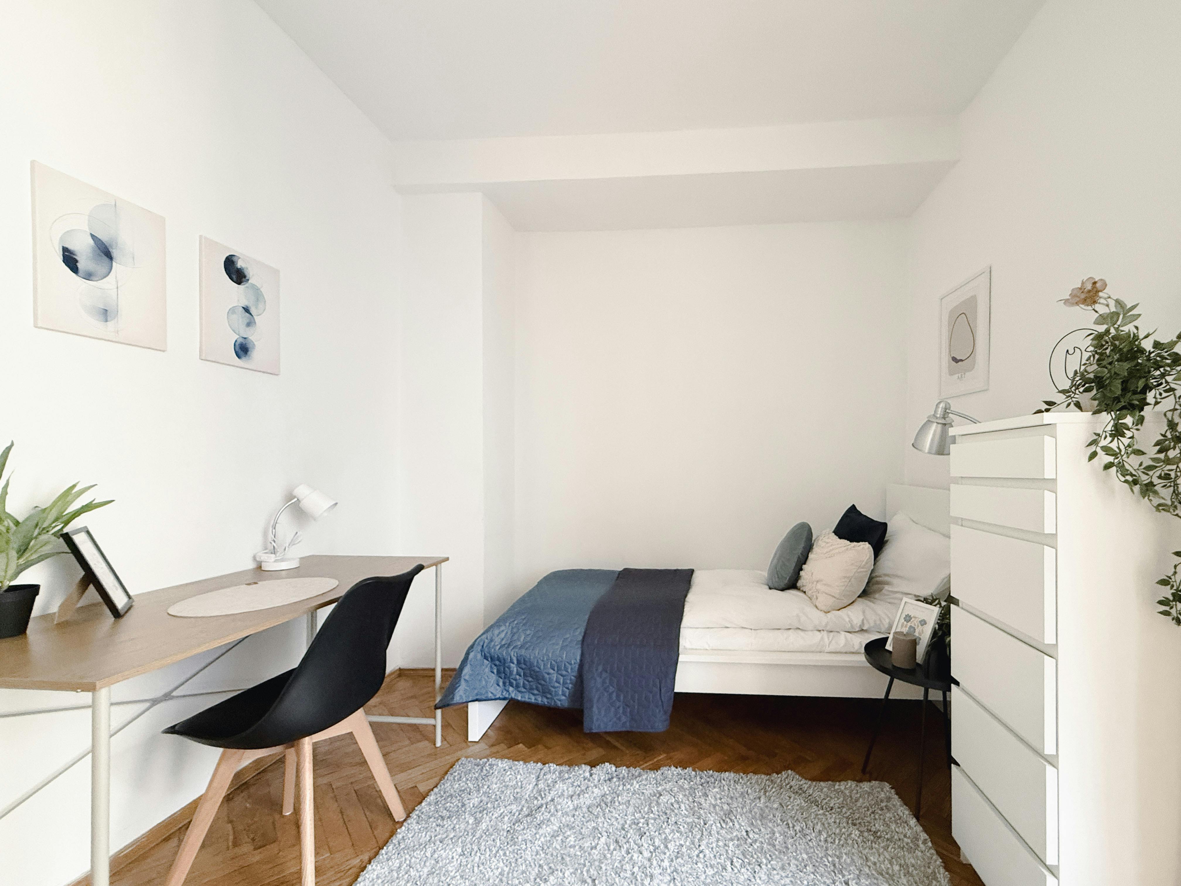 Private room for rent for PLN 2,600 per month in Warsaw, Hoża