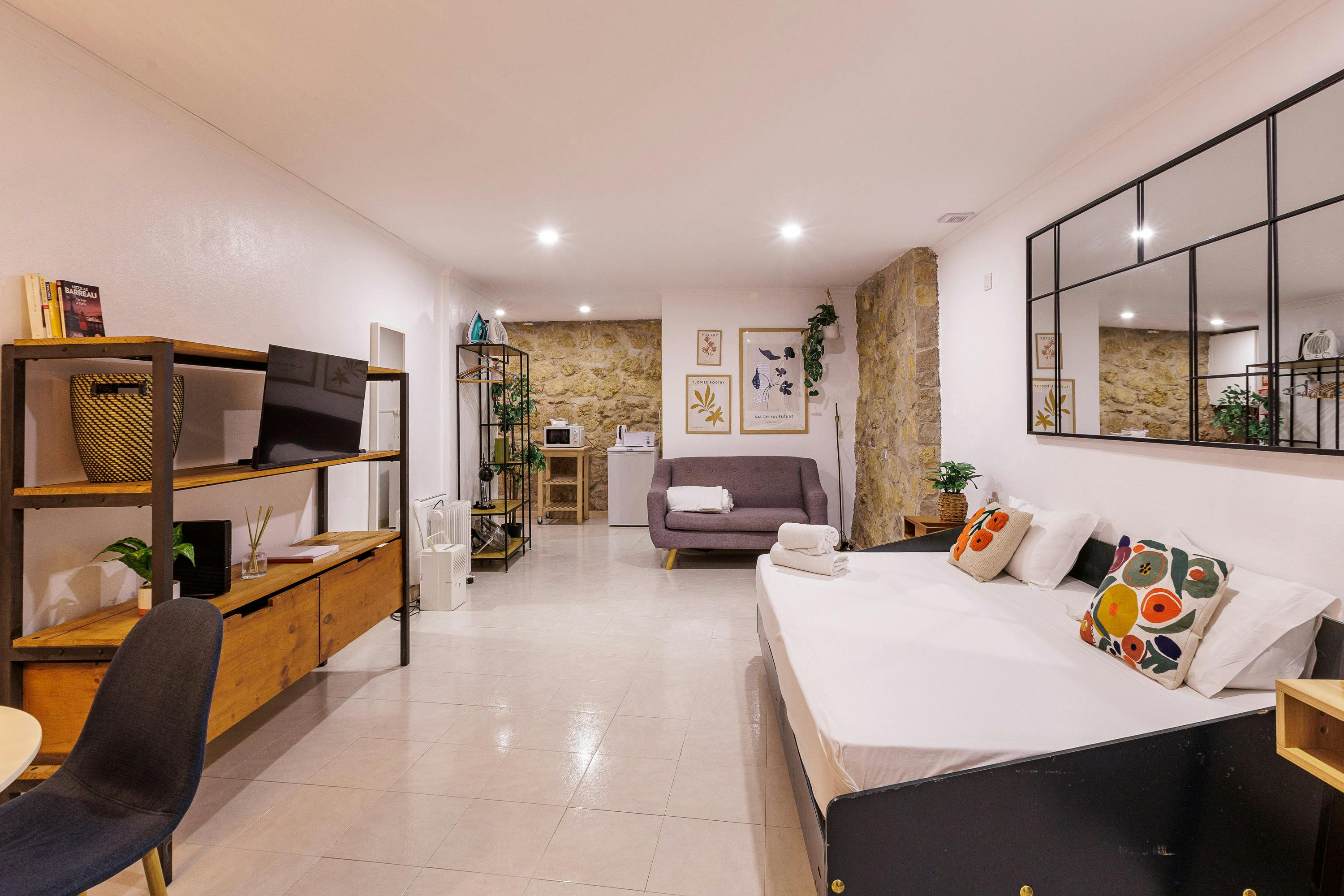 单间公寓 正在以 €1,100 的月租出租，其位于 Lisbon, Rua da Bombarda