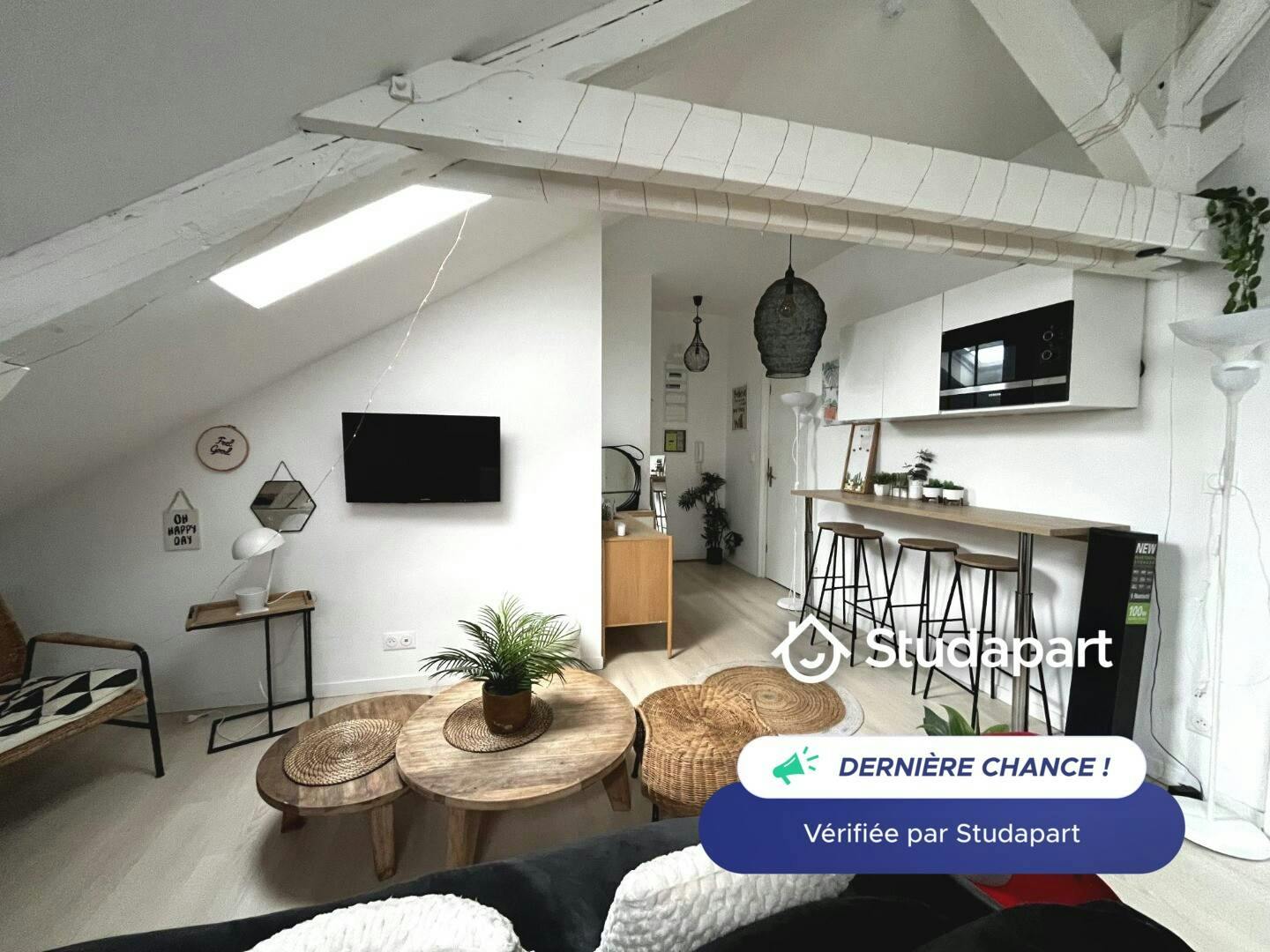 Apartment for rent for €1,753 per month in Reims, Rue de Vesle