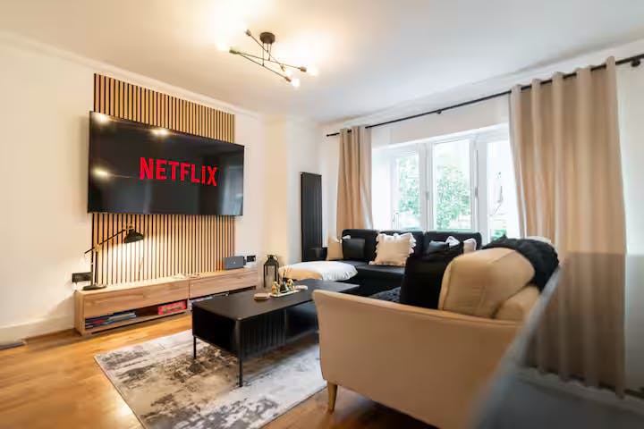 Apartment for rent for £3,000 per month in Canterbury, Bellflower Mews