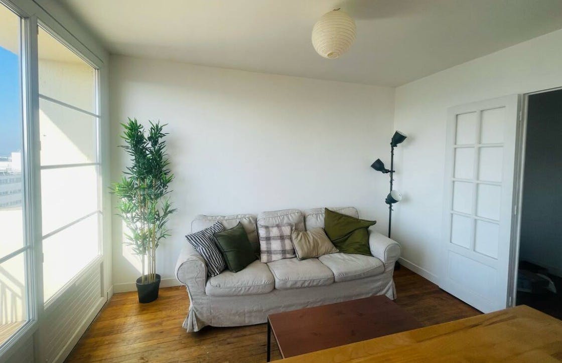 Apartment for rent for €2,300 per month in Montreuil, Rue Saint-Denis