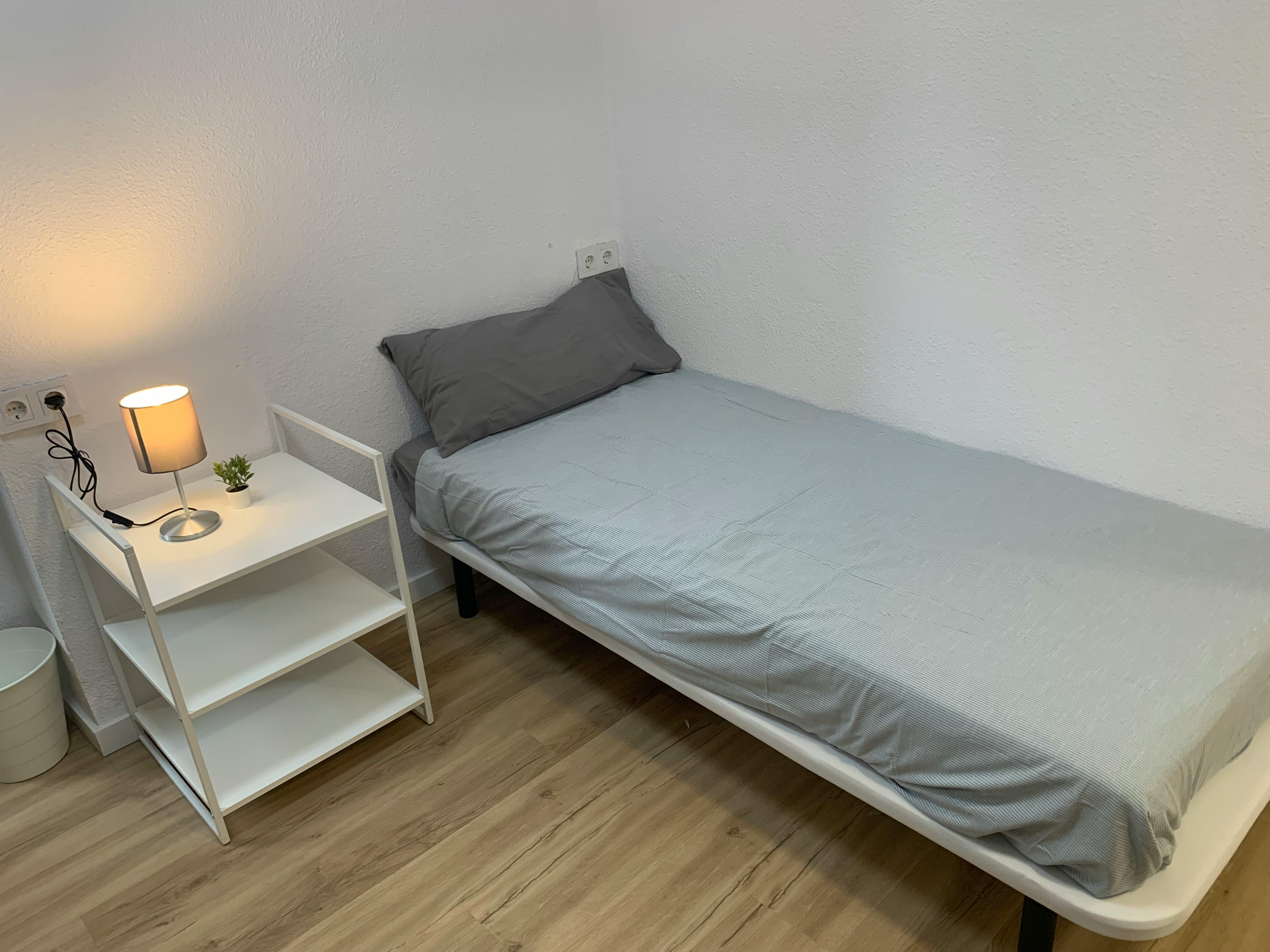 Single room Montcada, 1 bed, 9m² — photo 8