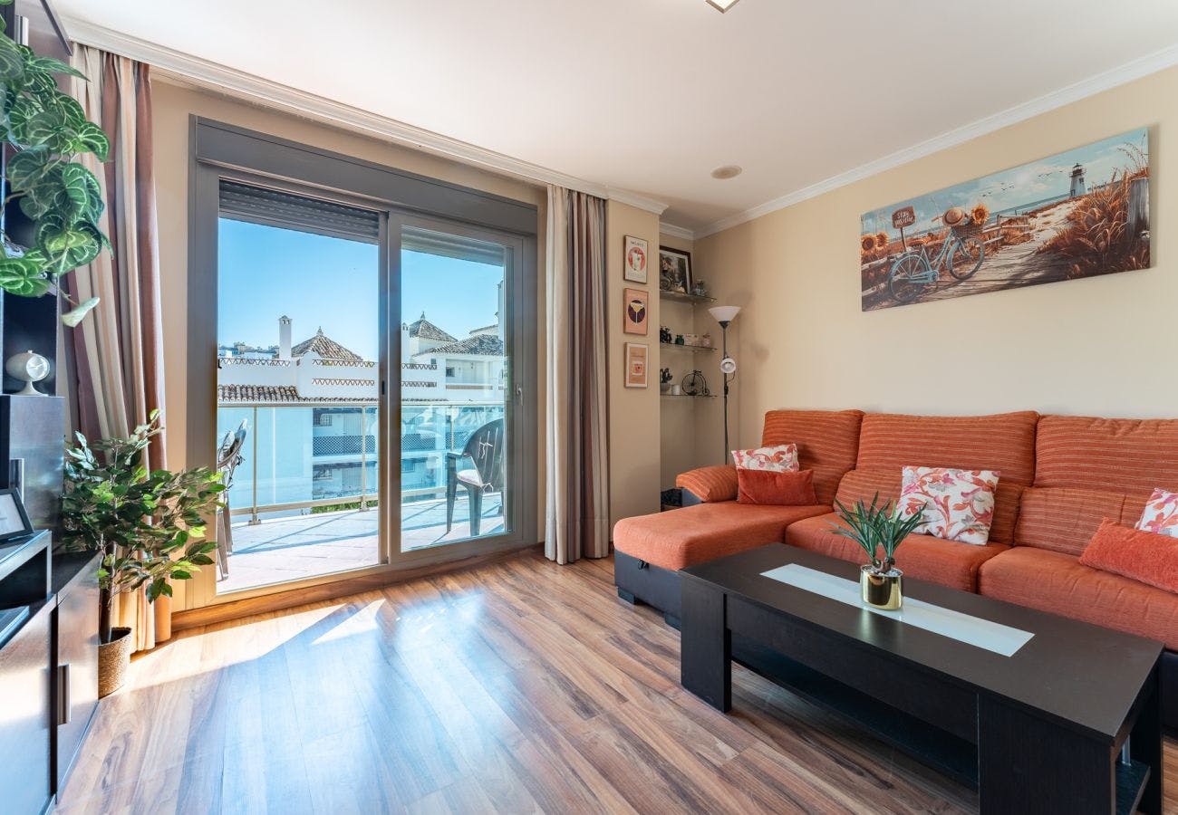 Apartment for rent for €2,500 per month in Benalmádena, Calle los Girasoles