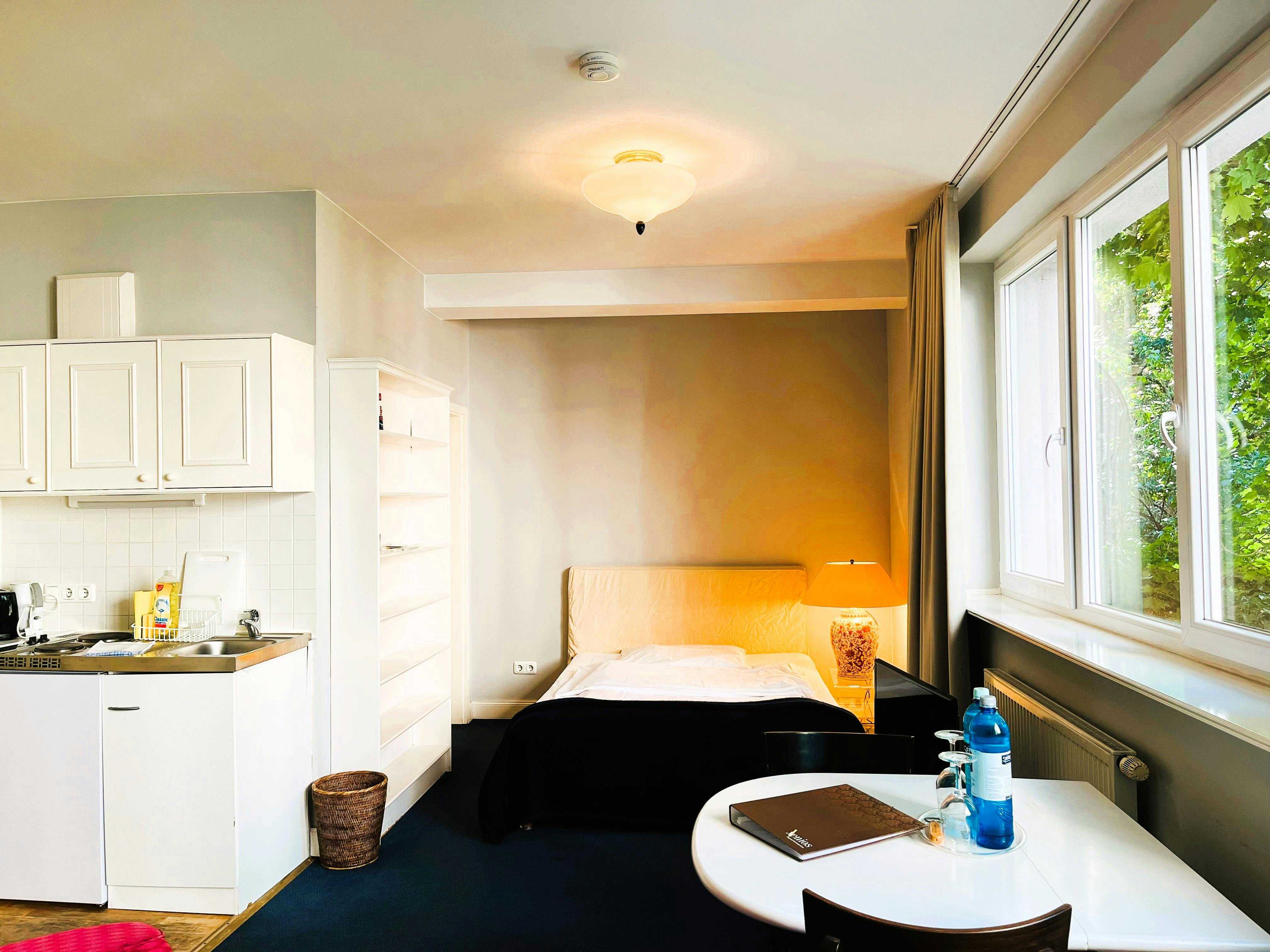 Studio for rent for €1,500 per month in Frankfurt am Main, Feuerbachstraße