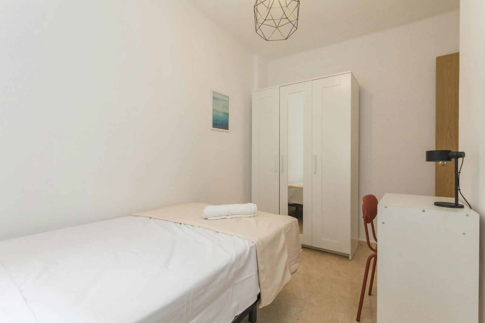 Private room for rent for €410 per month in Málaga, Calle Ingeniero la Cierva
