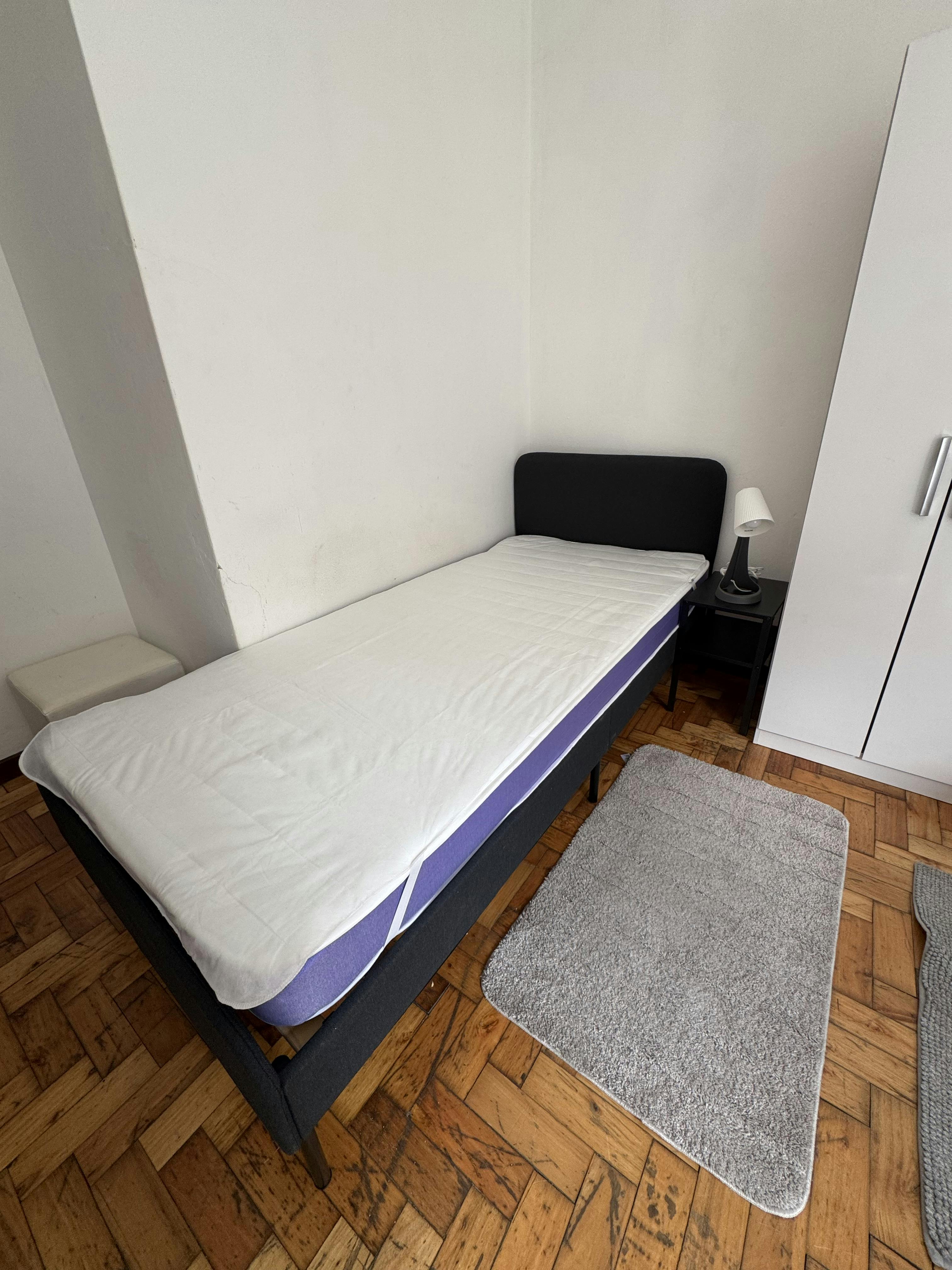 Mehrbettzimmer zu mieten für 300 € pro Monat in Porto, Alameda 25 de Abril
