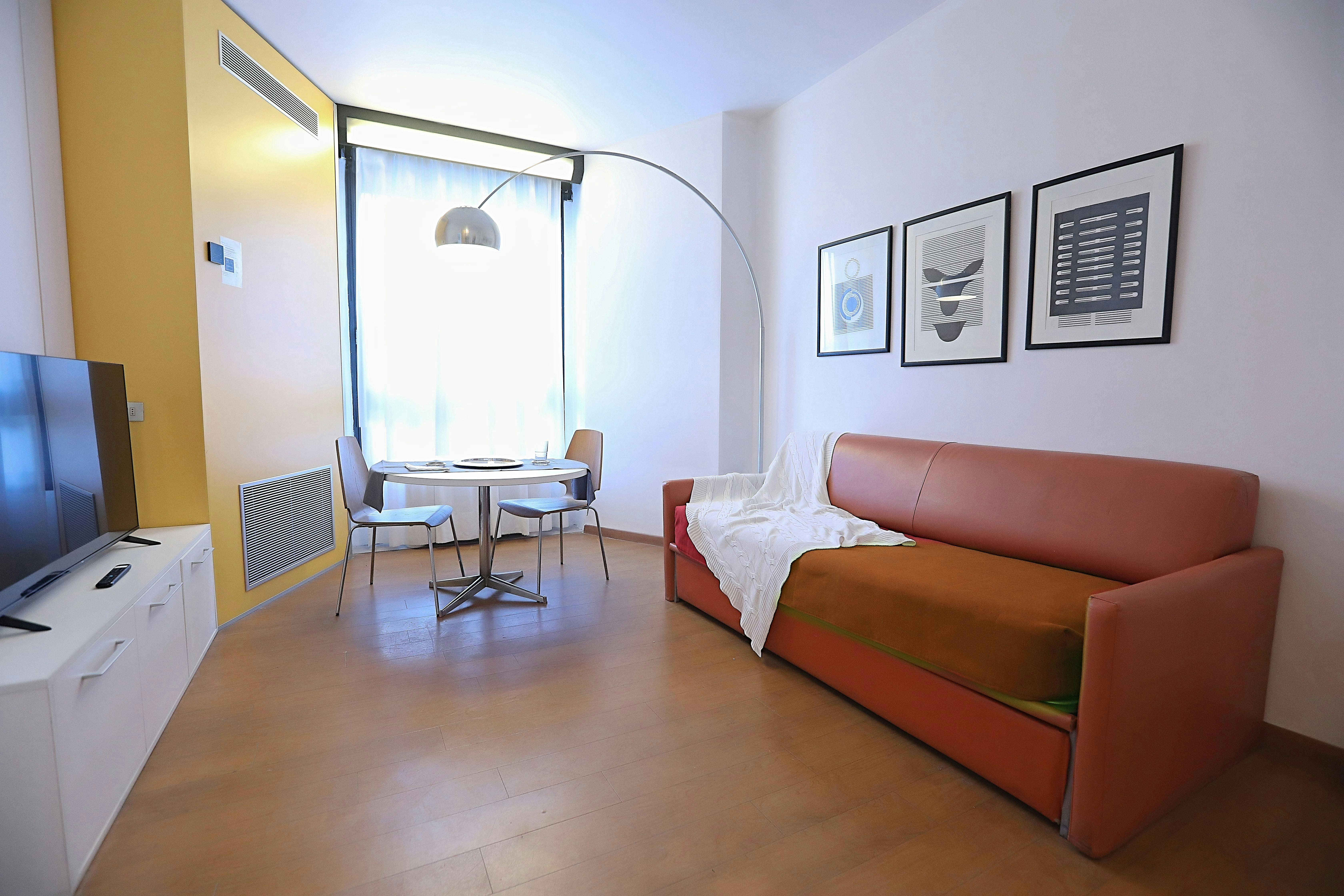 Apartment for rent for €2,100 per month in Milan, Via Ippolito Nievo