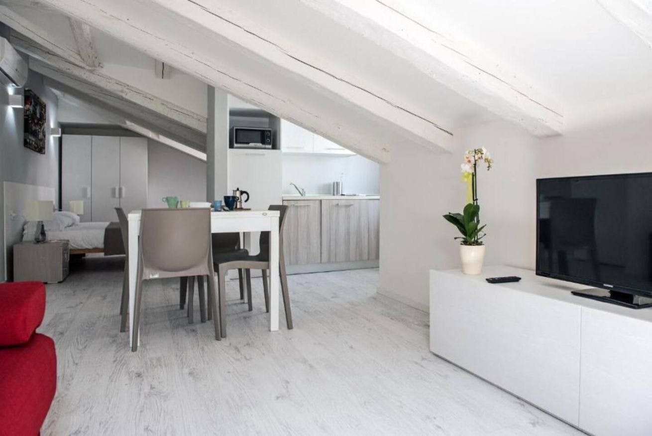 Studio for rent for €1,400 per month in Trieste, Piazza Carlo Goldoni