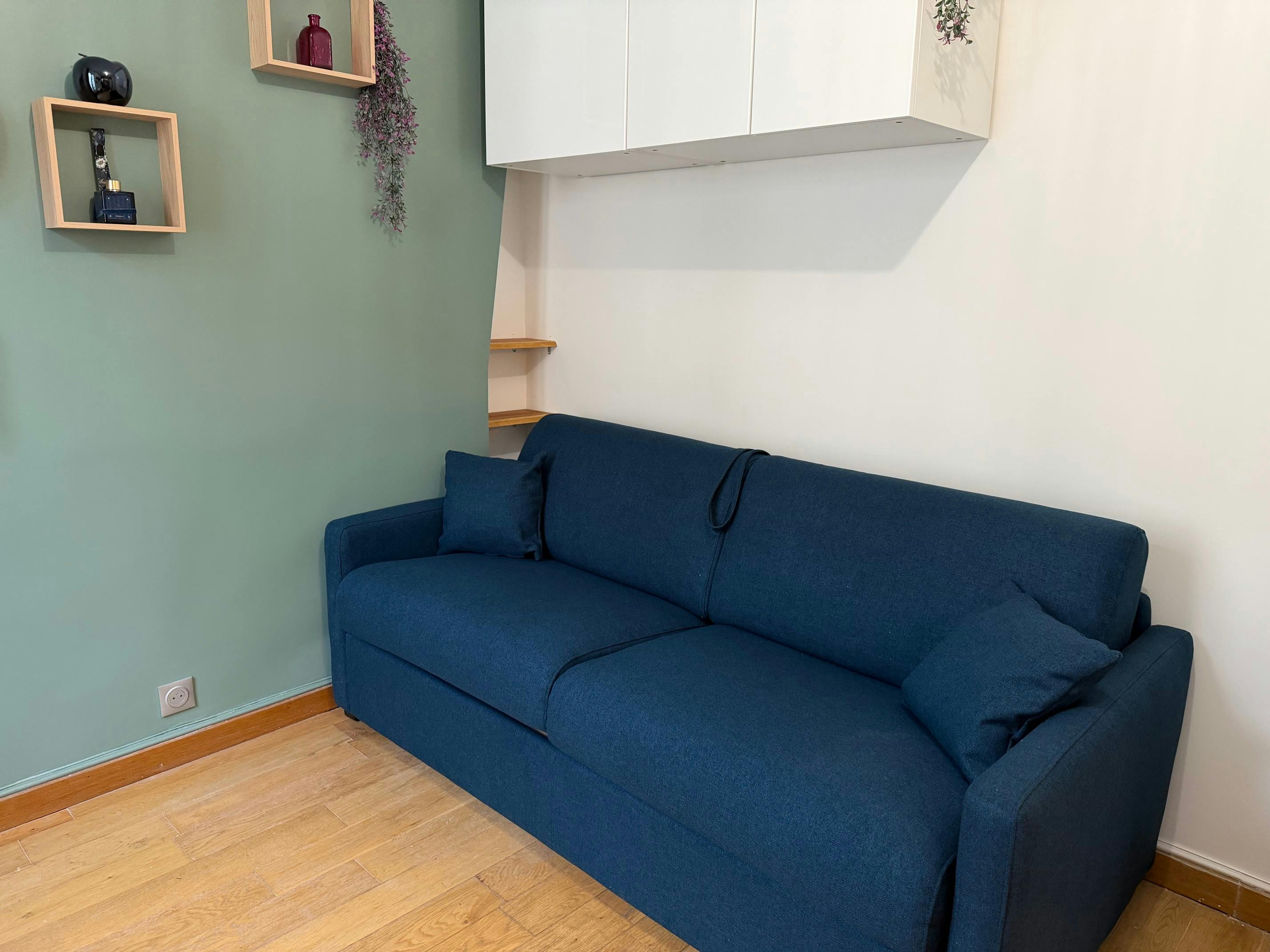 Studio for rent for €1,650 per month in Paris, Rue Dulong