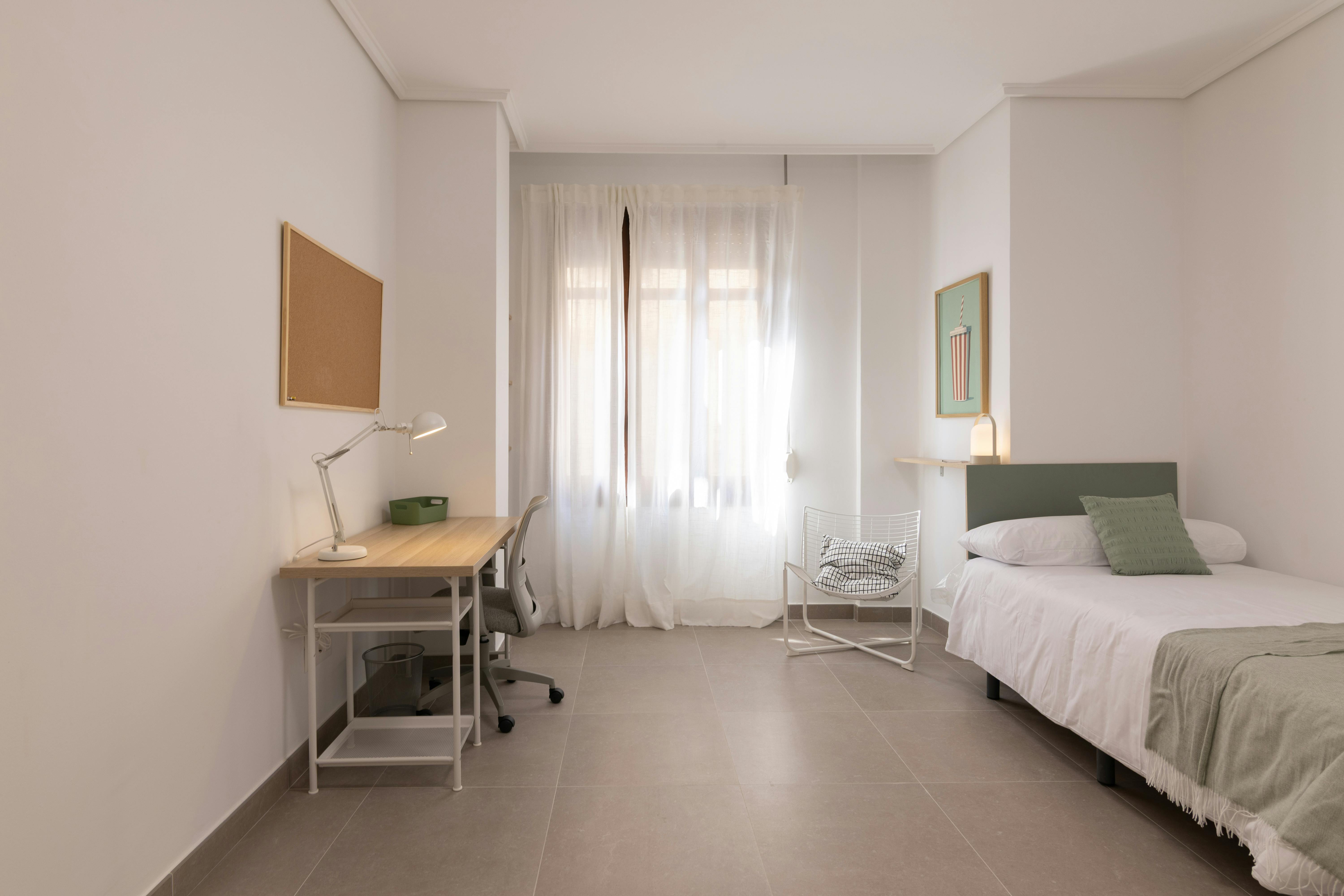 Private room for rent for €525 per month in Valencia, Carrer de Guillem de Castro