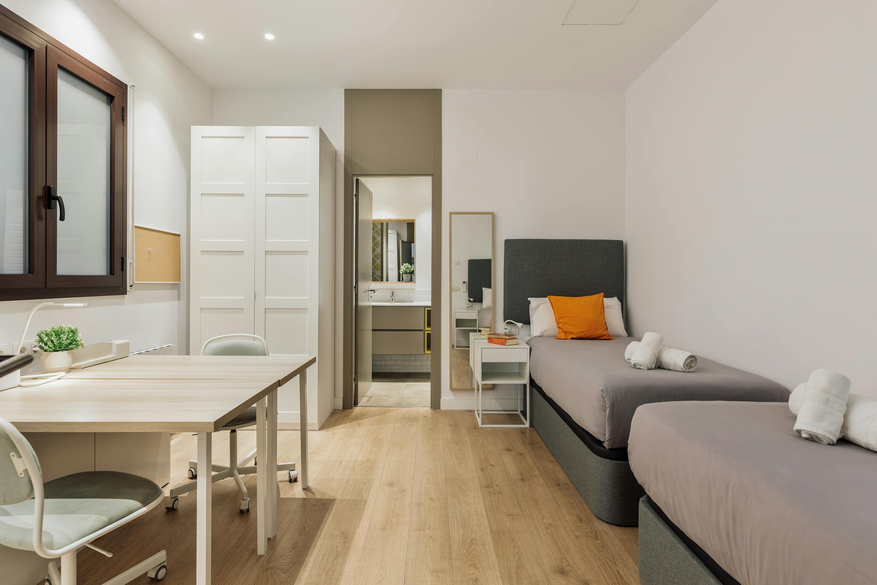 Private room for rent for €1,270 per month in Barcelona, Carrer de Balmes