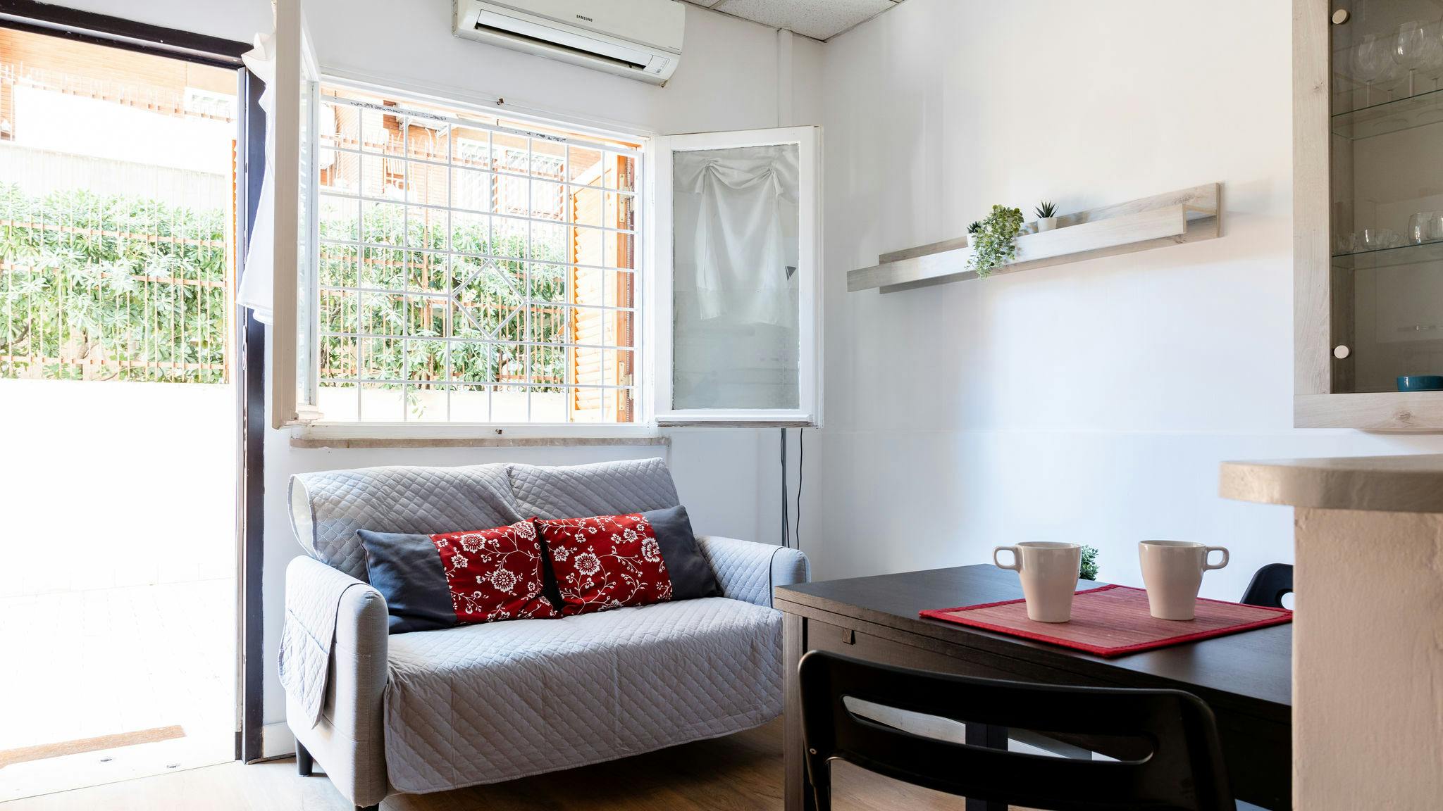 Studio à louer pour 1 €/mois à Rome, Via Altacomba