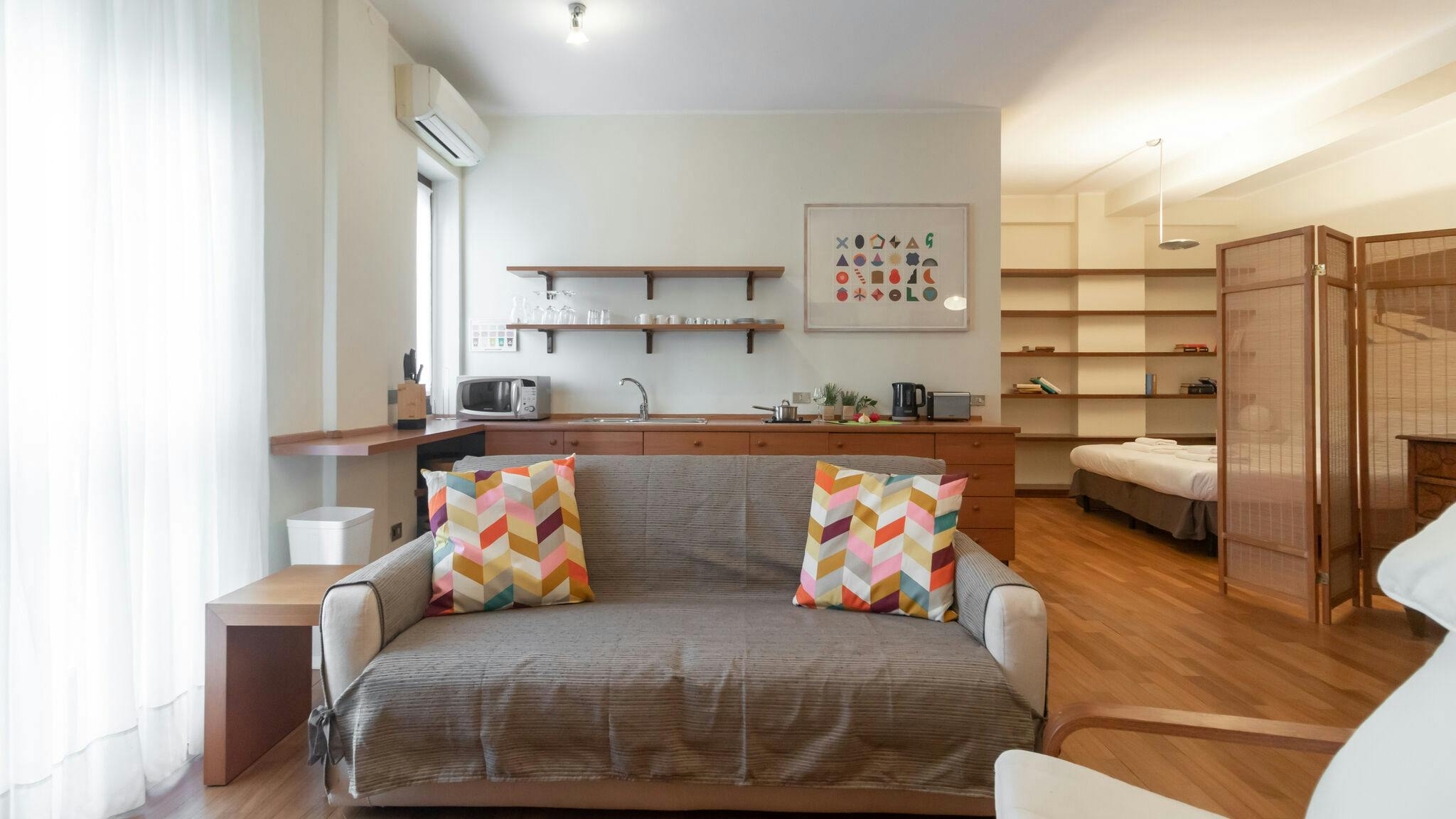 Studio for rent for €1 per month in Milan, Via Domodossola