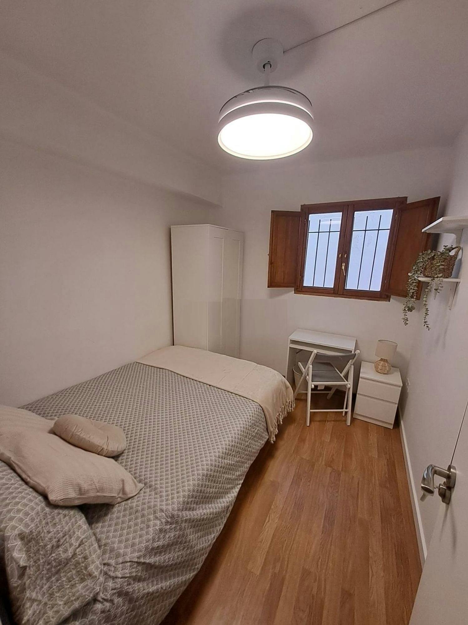 Chambre privée à louer pour 295 €/mois à Paterna, Carrer de la Mare de Déu de Montiel