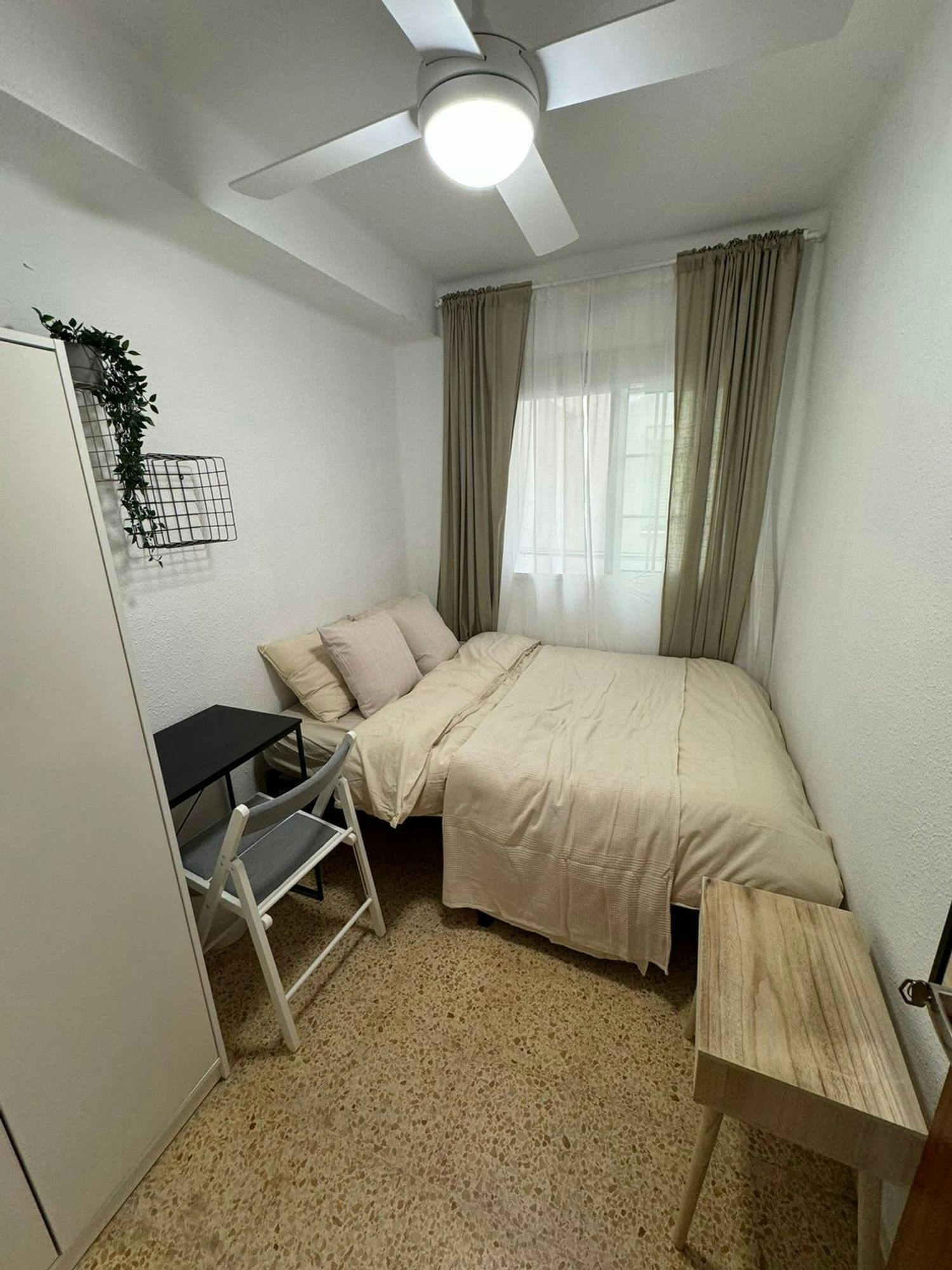 Private room for rent for €295 per month in Valencia, Carrer de Pere Cabanes