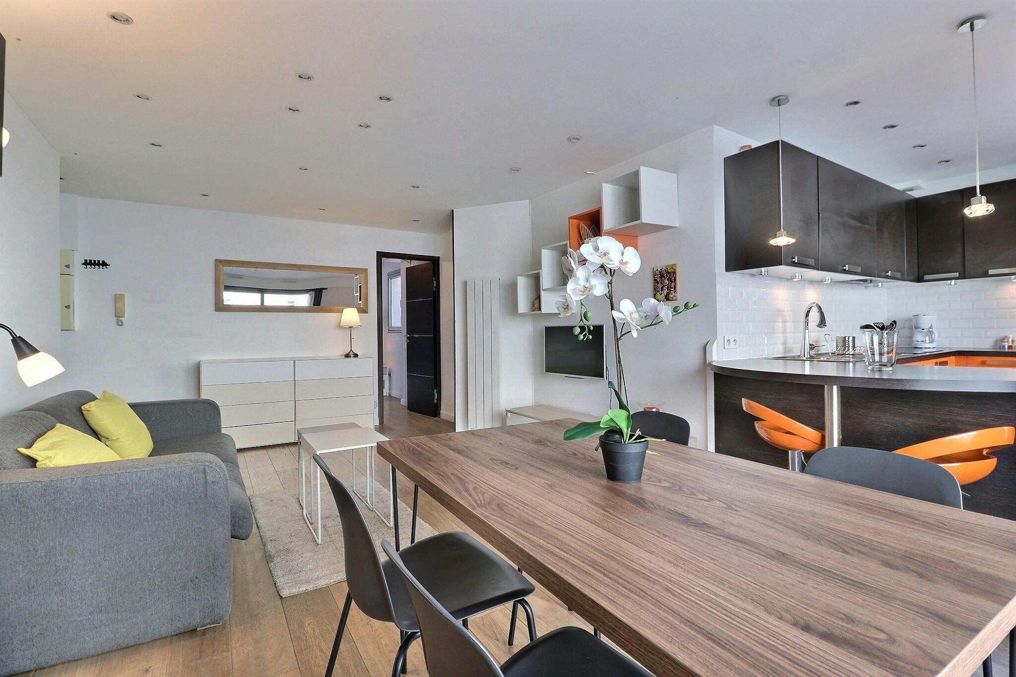 Apartment for rent for €2,160 per month in Paris, Rue de Meaux